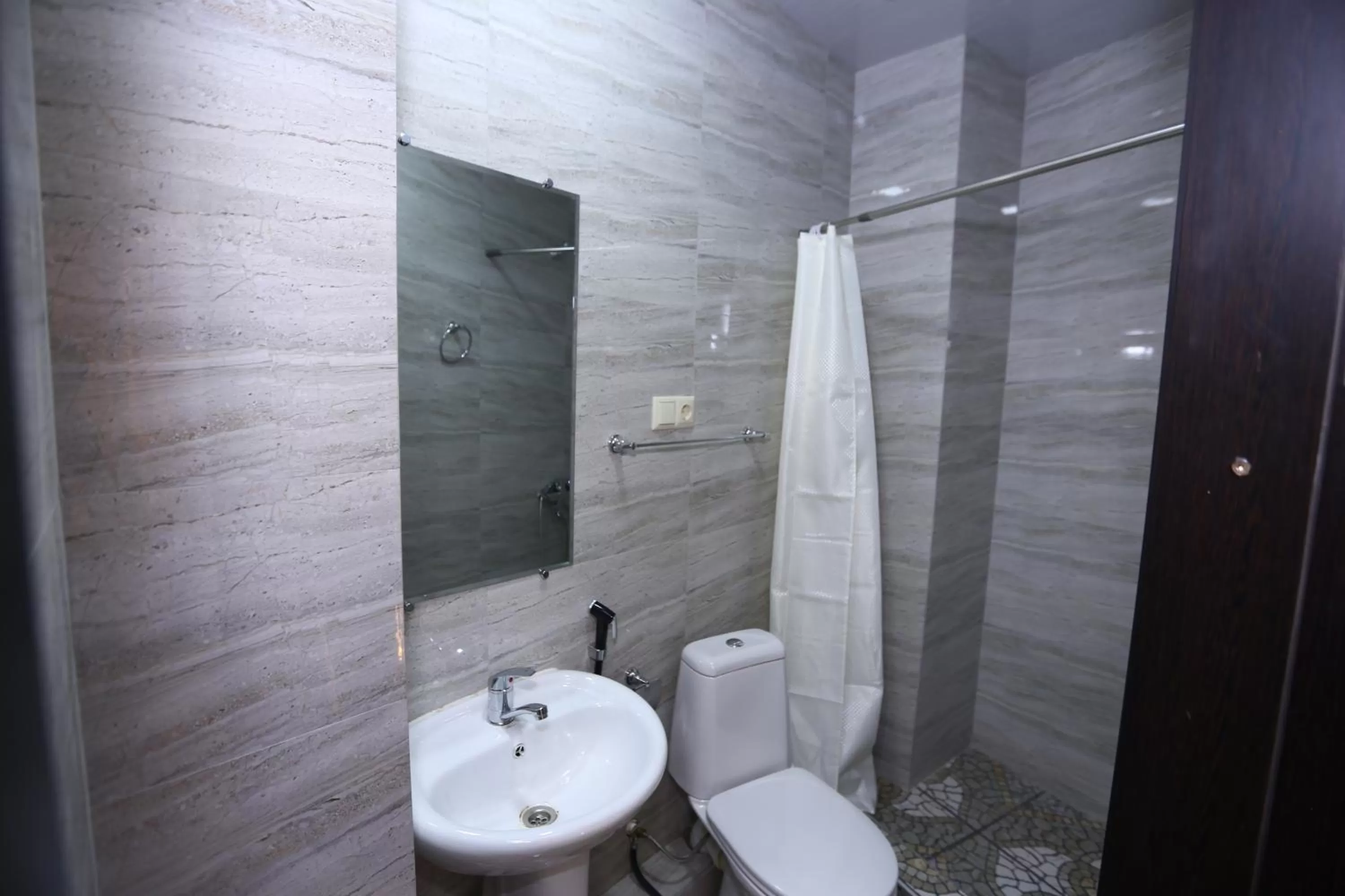 Shower, Bathroom in Hotel Traveler