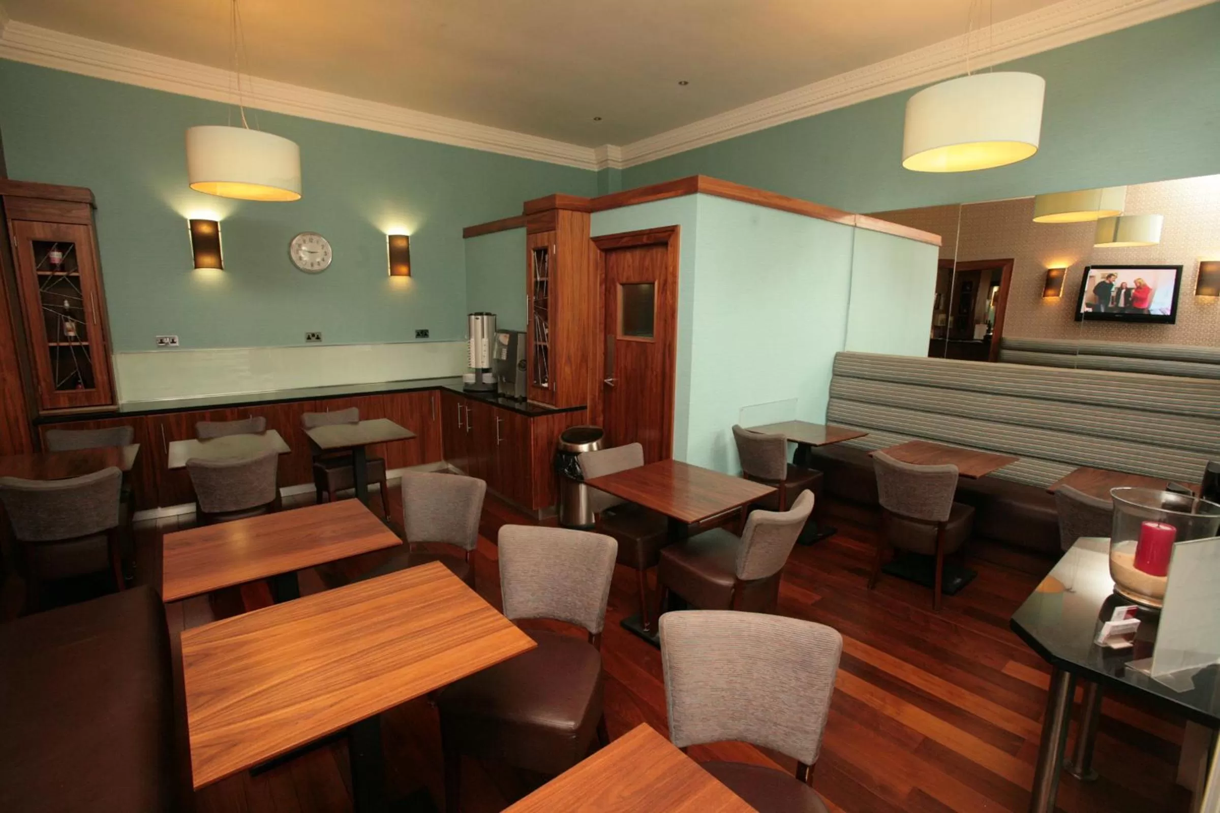 Restaurant/places to eat in Acorn Hotel