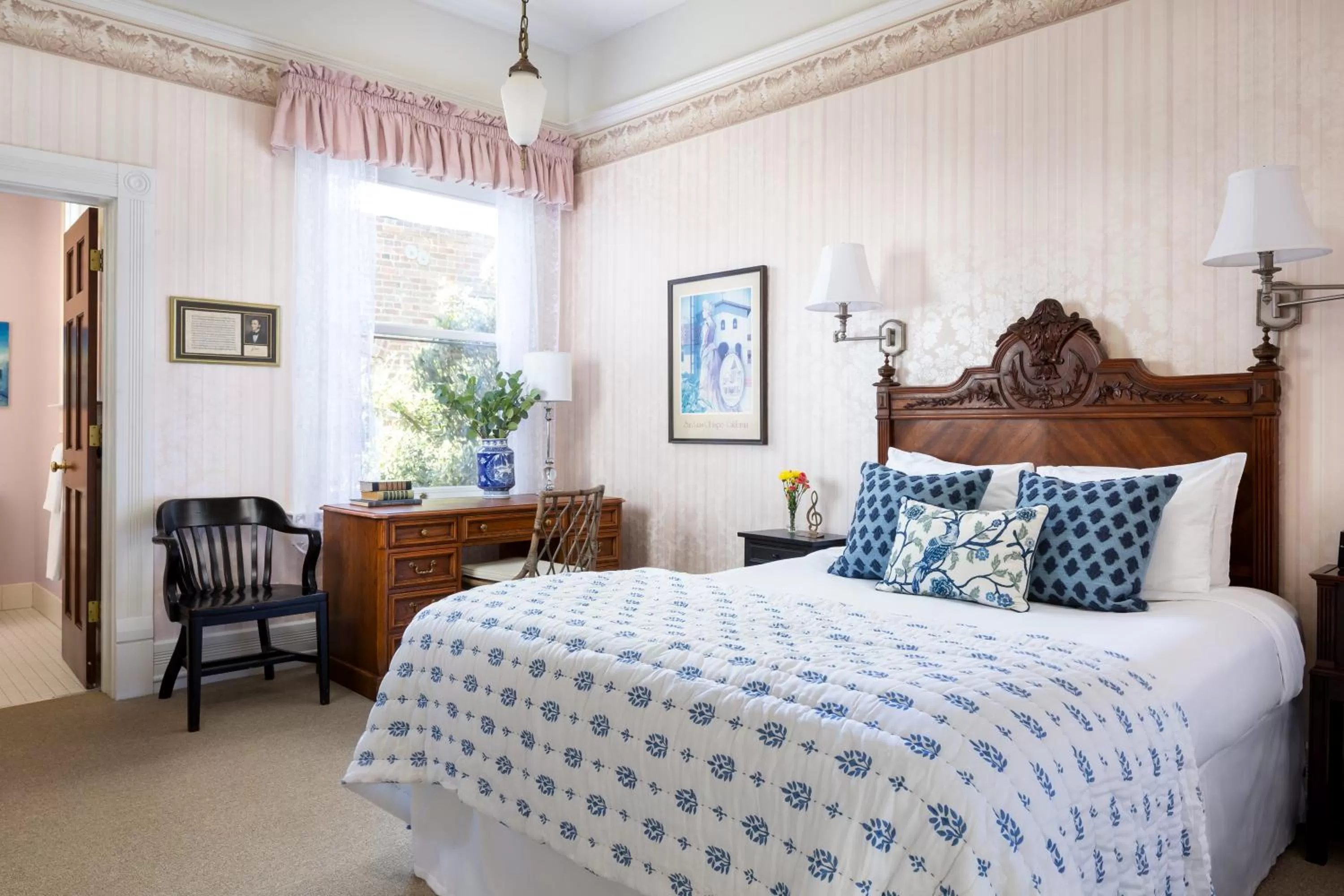 Bed in Garden Street Inn Downtown San Luis Obispo, A Kirkwood Collection Hotel