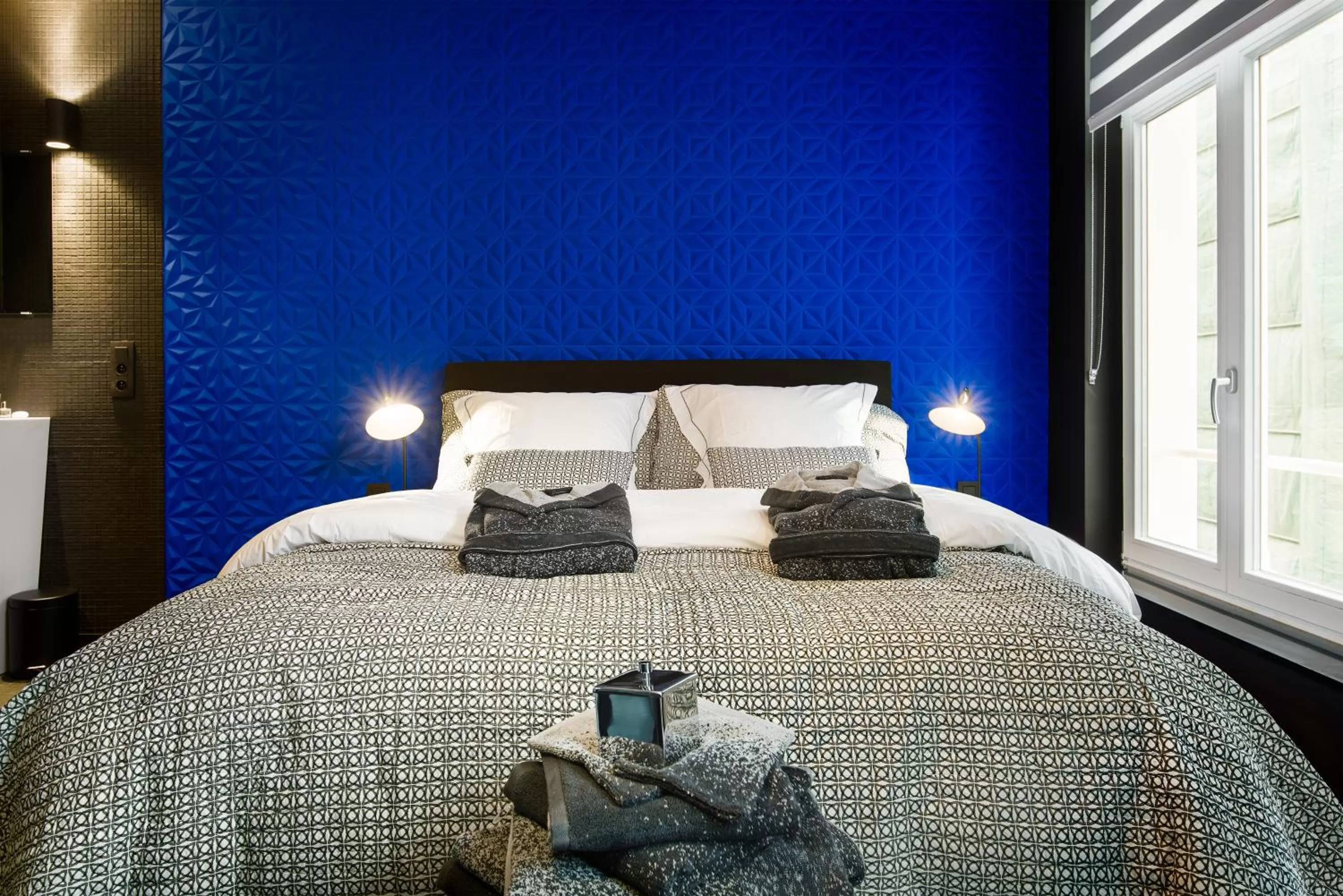 Photo of the whole room, Bed in All In One