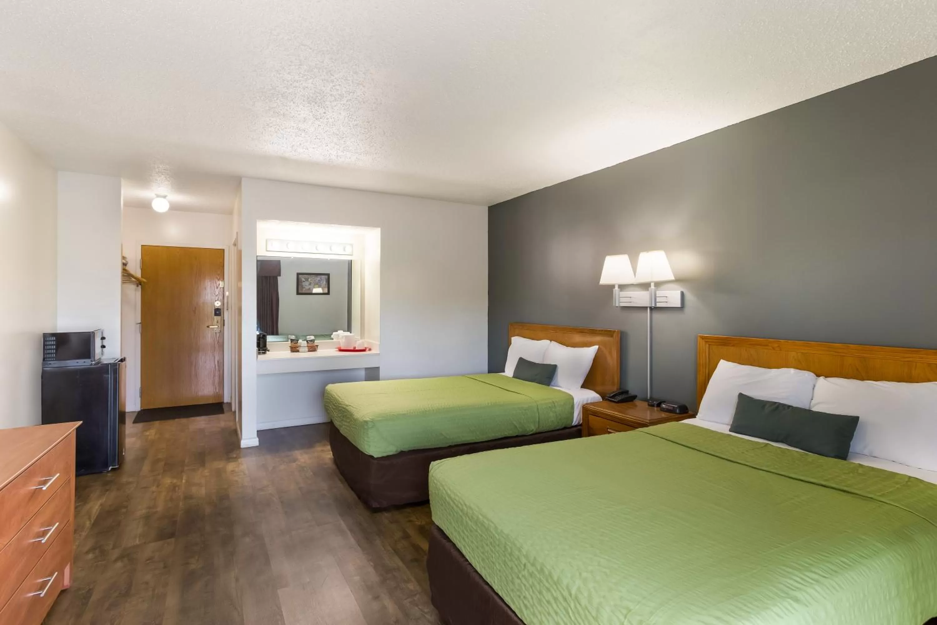 Photo of the whole room, Bed in Malone Inn