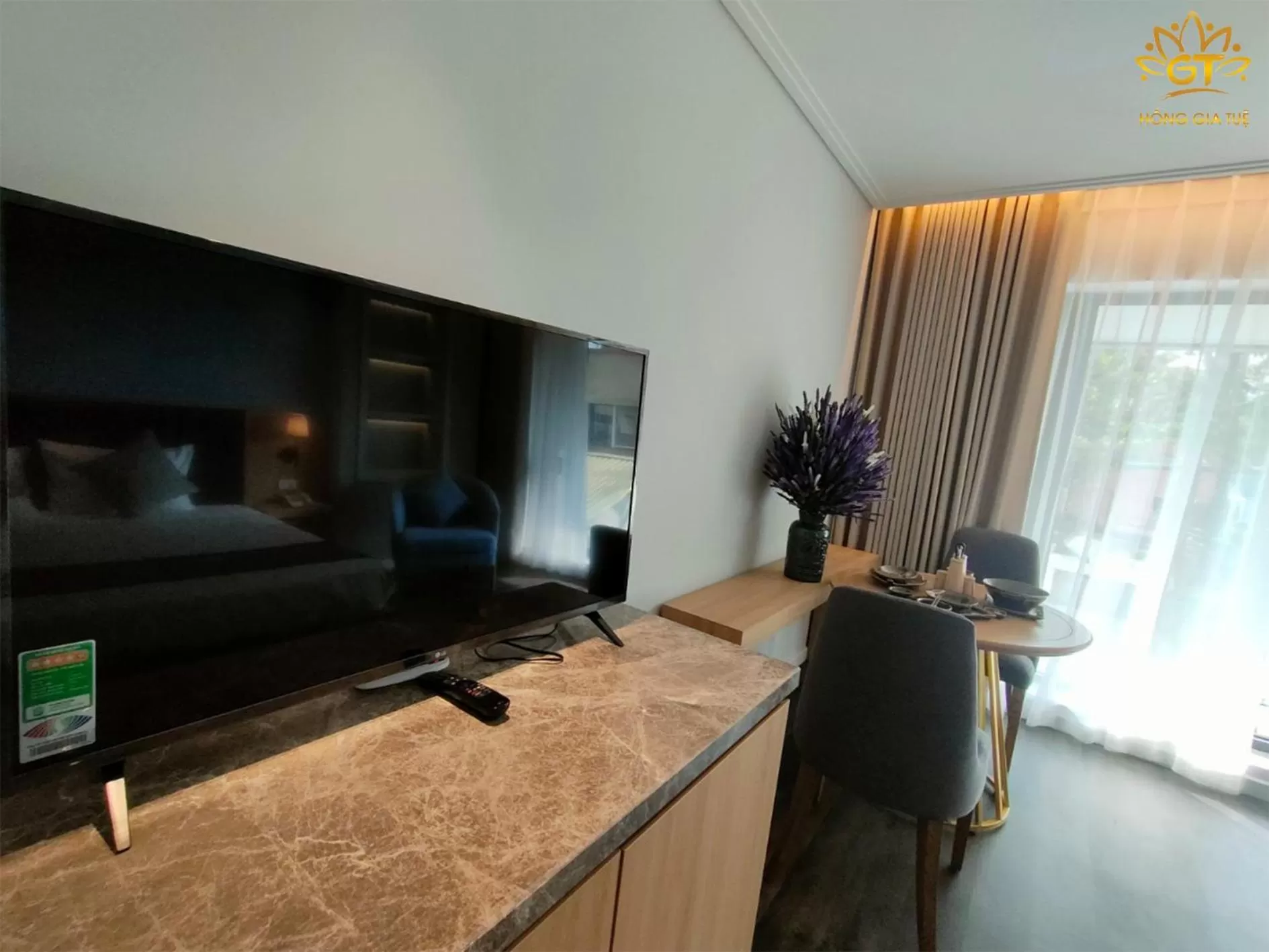 Hồng Gia Tuệ Lake View