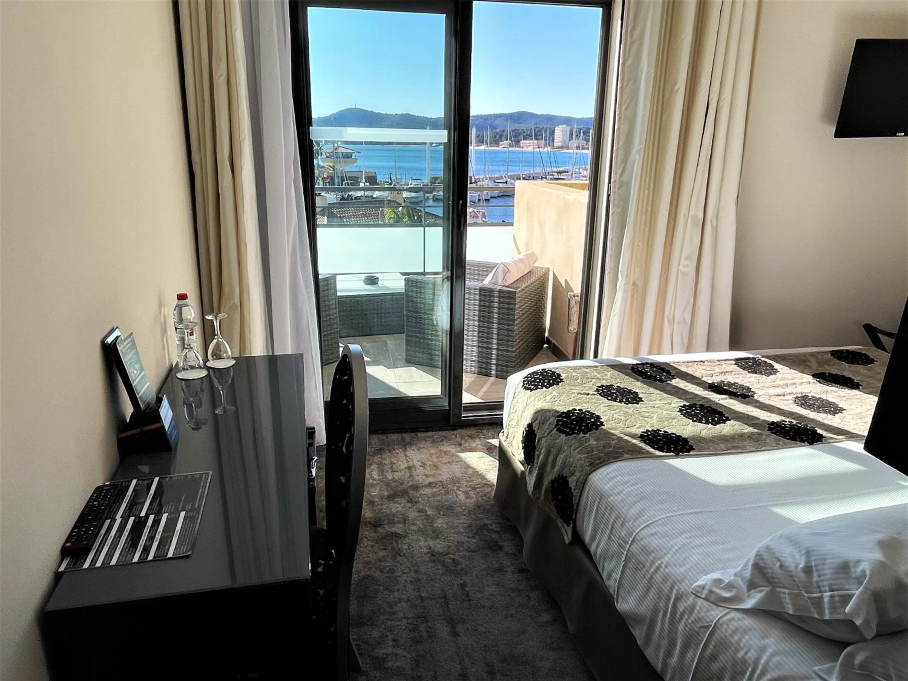 Balcony/Terrace, Bed in Hôtel Baptistin