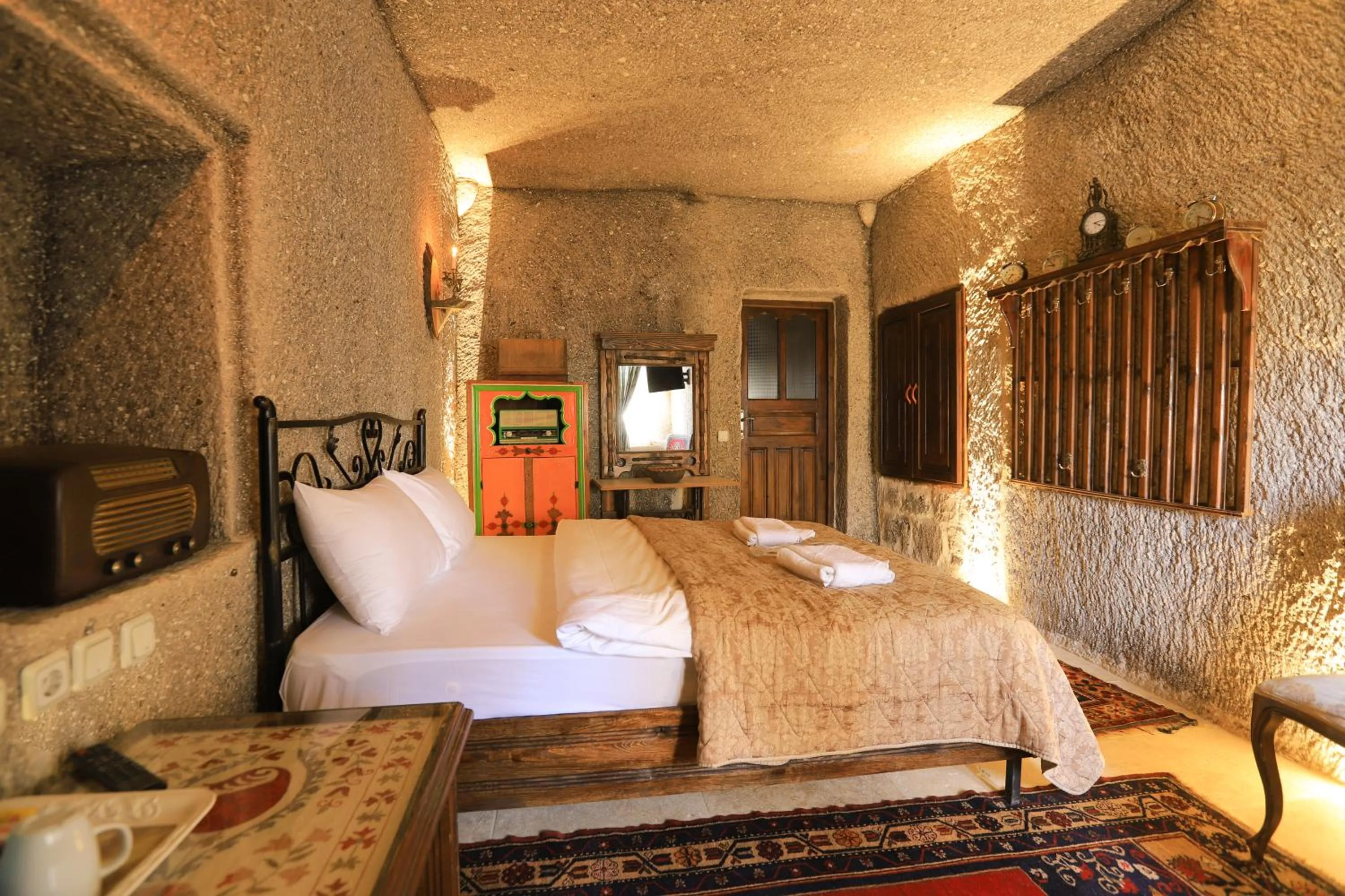 Massage, Bed in Antique Terrace Cave Suites