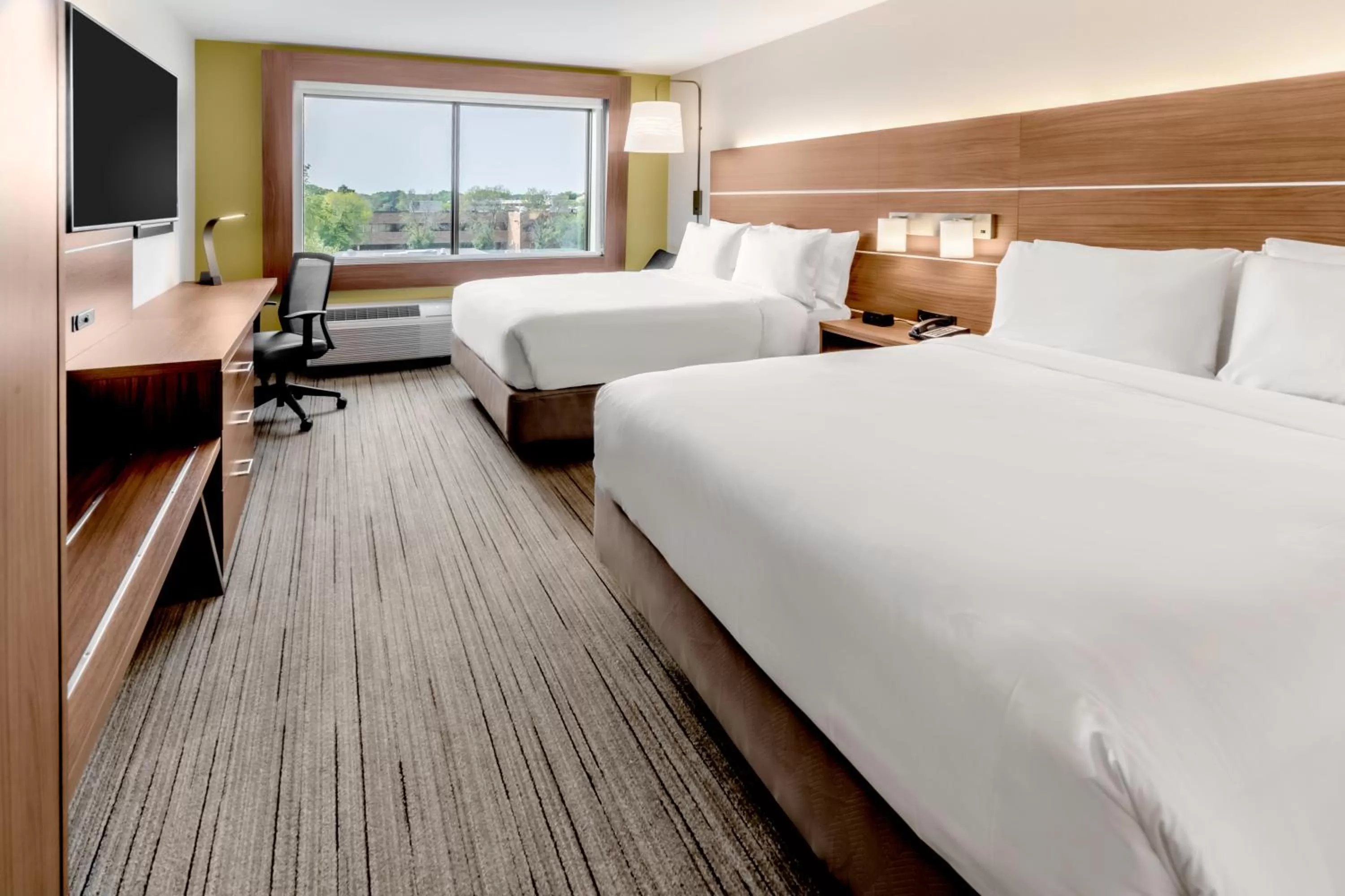Bed in Holiday Inn Express & Suites - Milwaukee West Allis by IHG