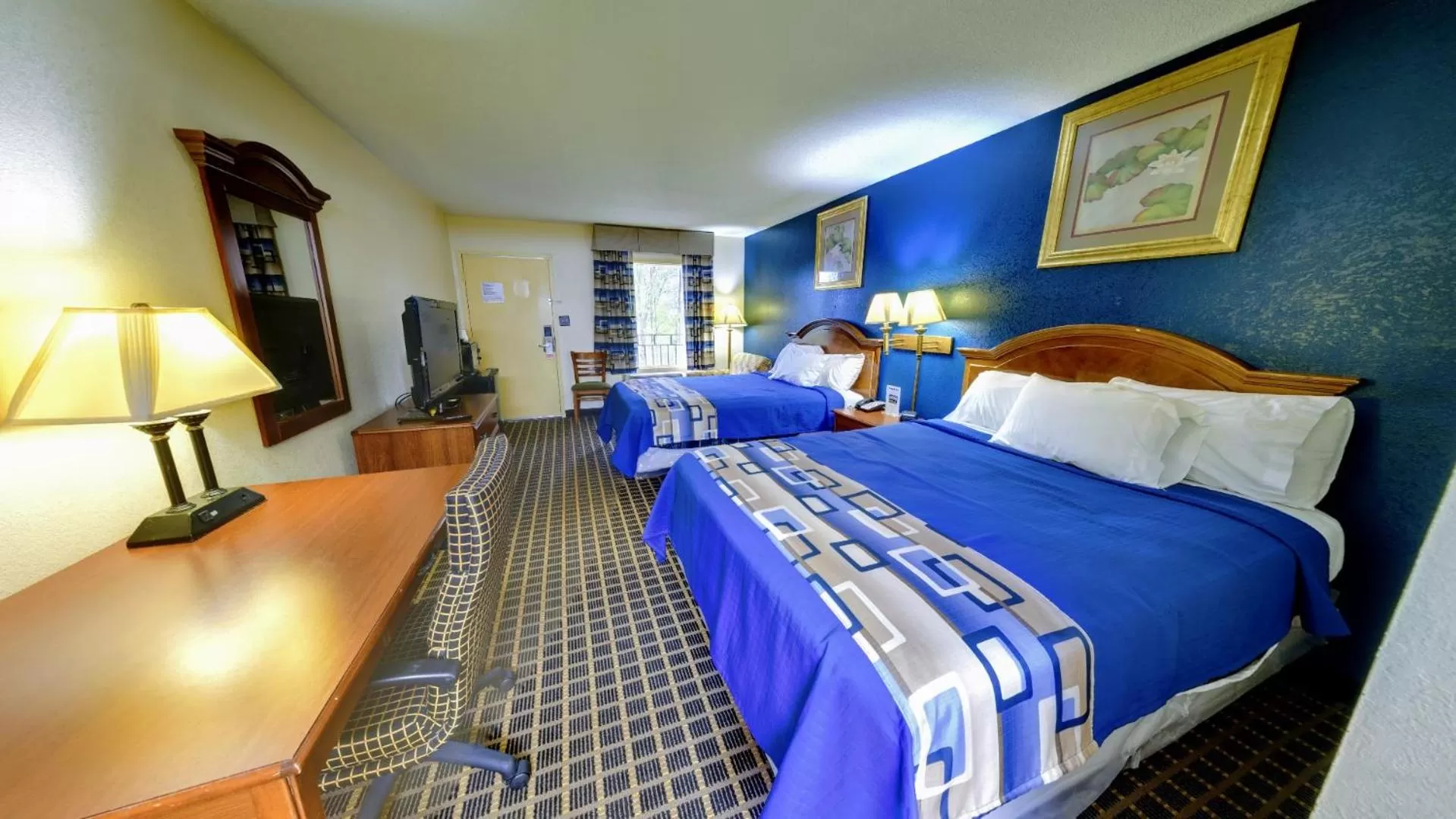 Bed in Dahlonega Mountain Inn