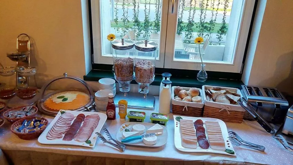 Buffet breakfast in Fidelitas Hotel