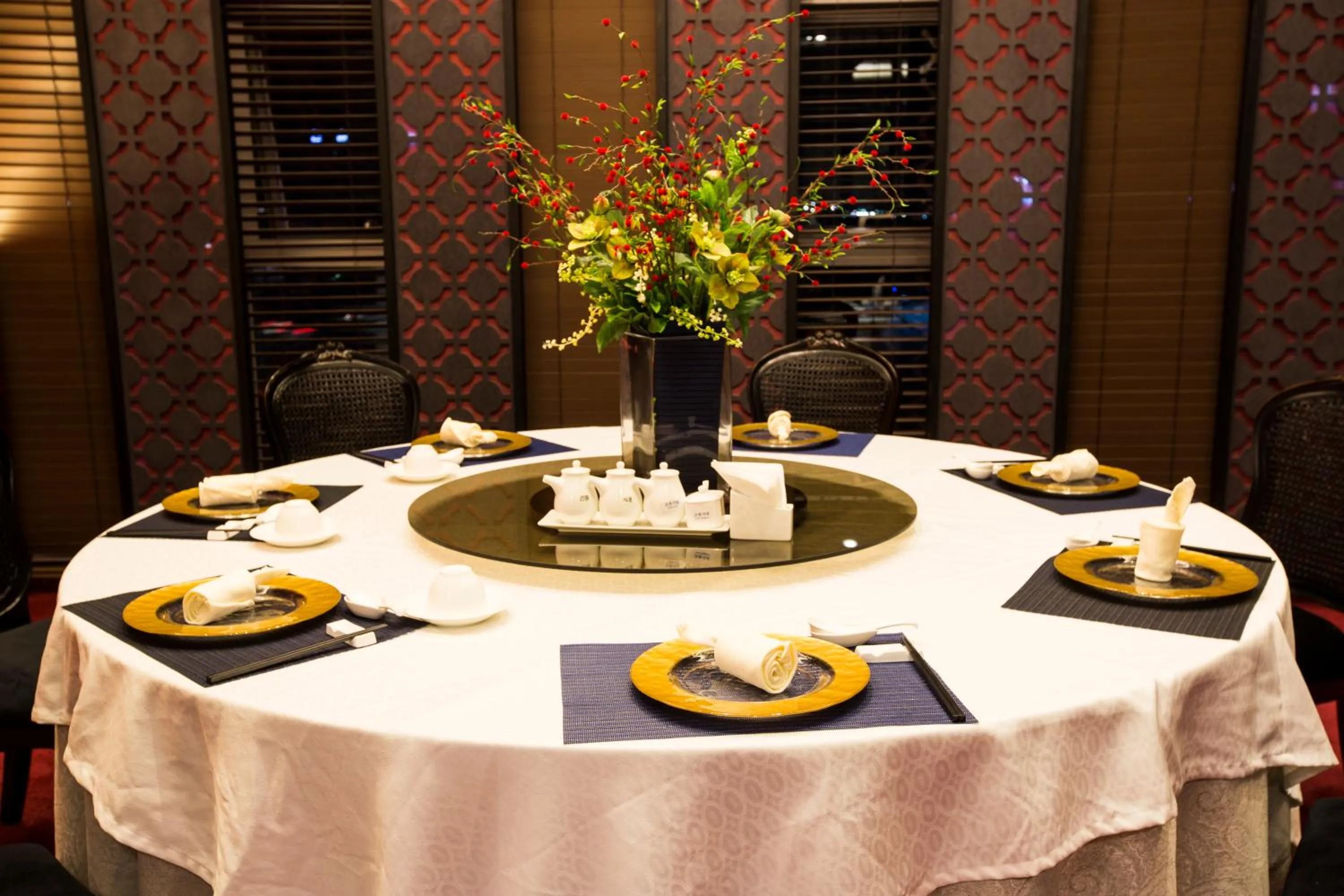 Restaurant/places to eat in I Square Hotel