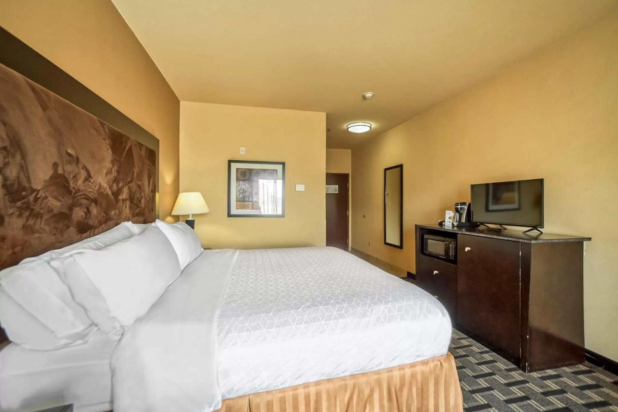 Photo of the whole room, Bed in Holiday Inn Express and Suites Beeville by IHG