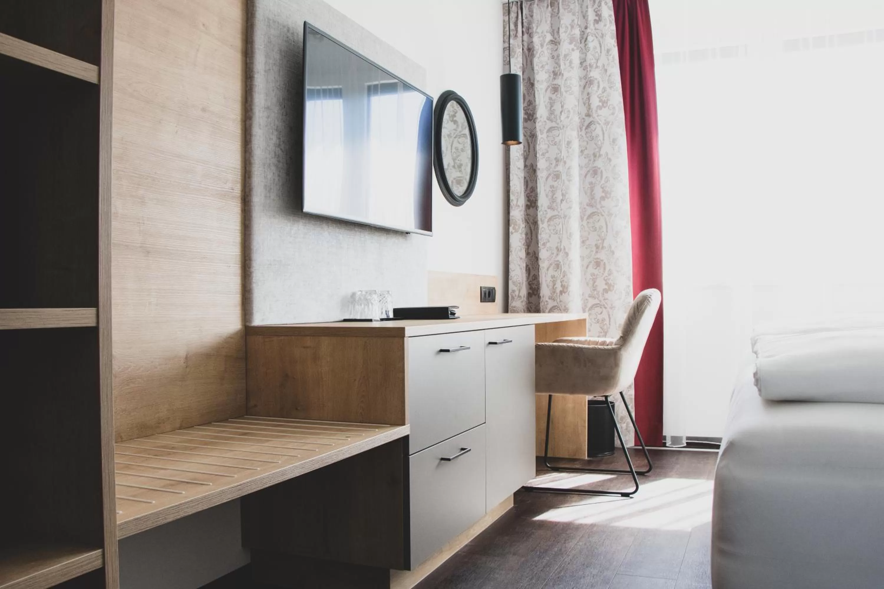 Photo of the whole room, Bathroom in EDELMANNs Hotel