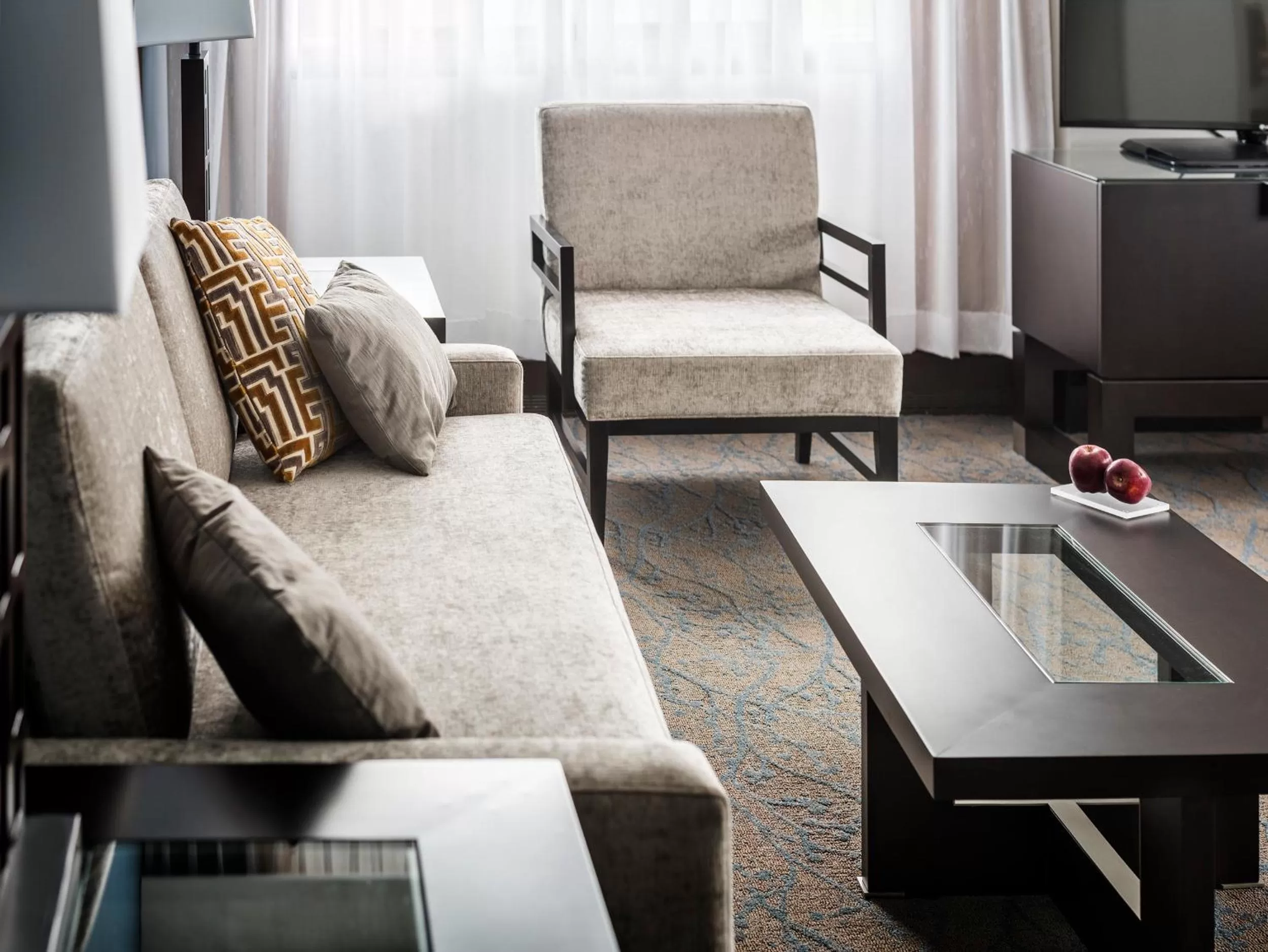 Junior Suite with One Queen Bed in Ottawa Embassy Hotel & Suites