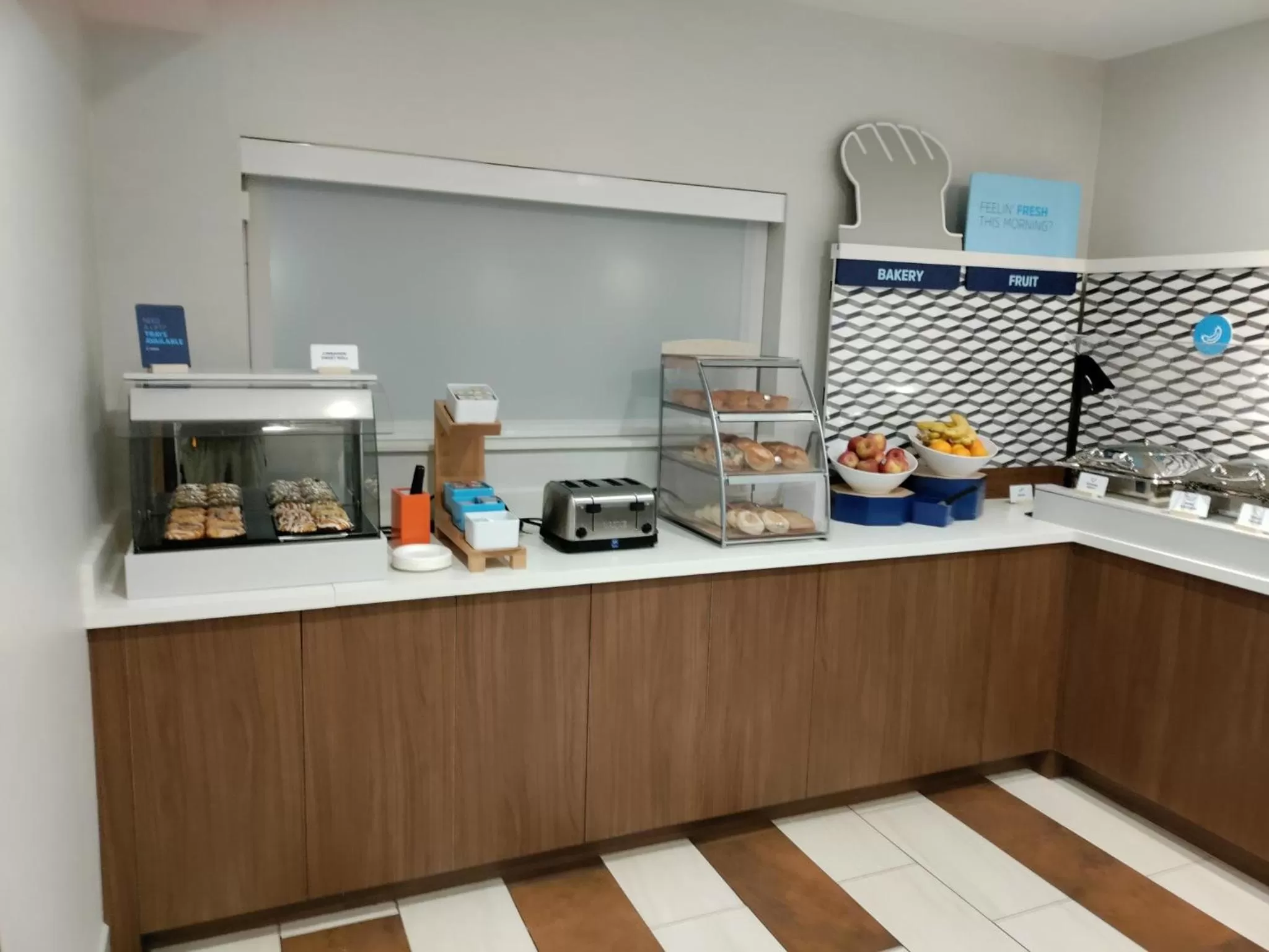 Breakfast in Holiday Inn Express Newberg - Wine Country by IHG