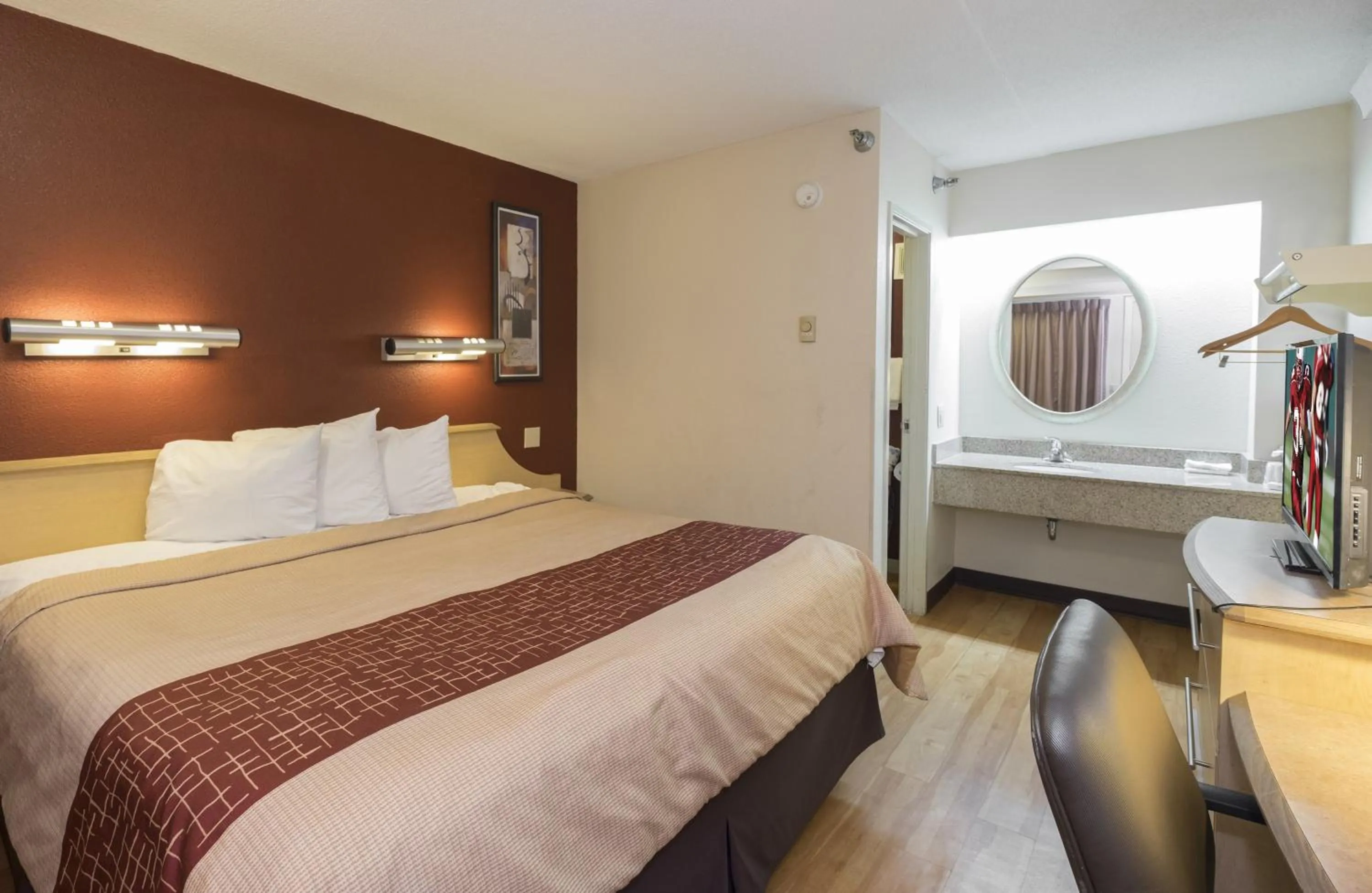 Standard King Room Non-Smoking in Red Roof Inn Cincinnati - Sharonville