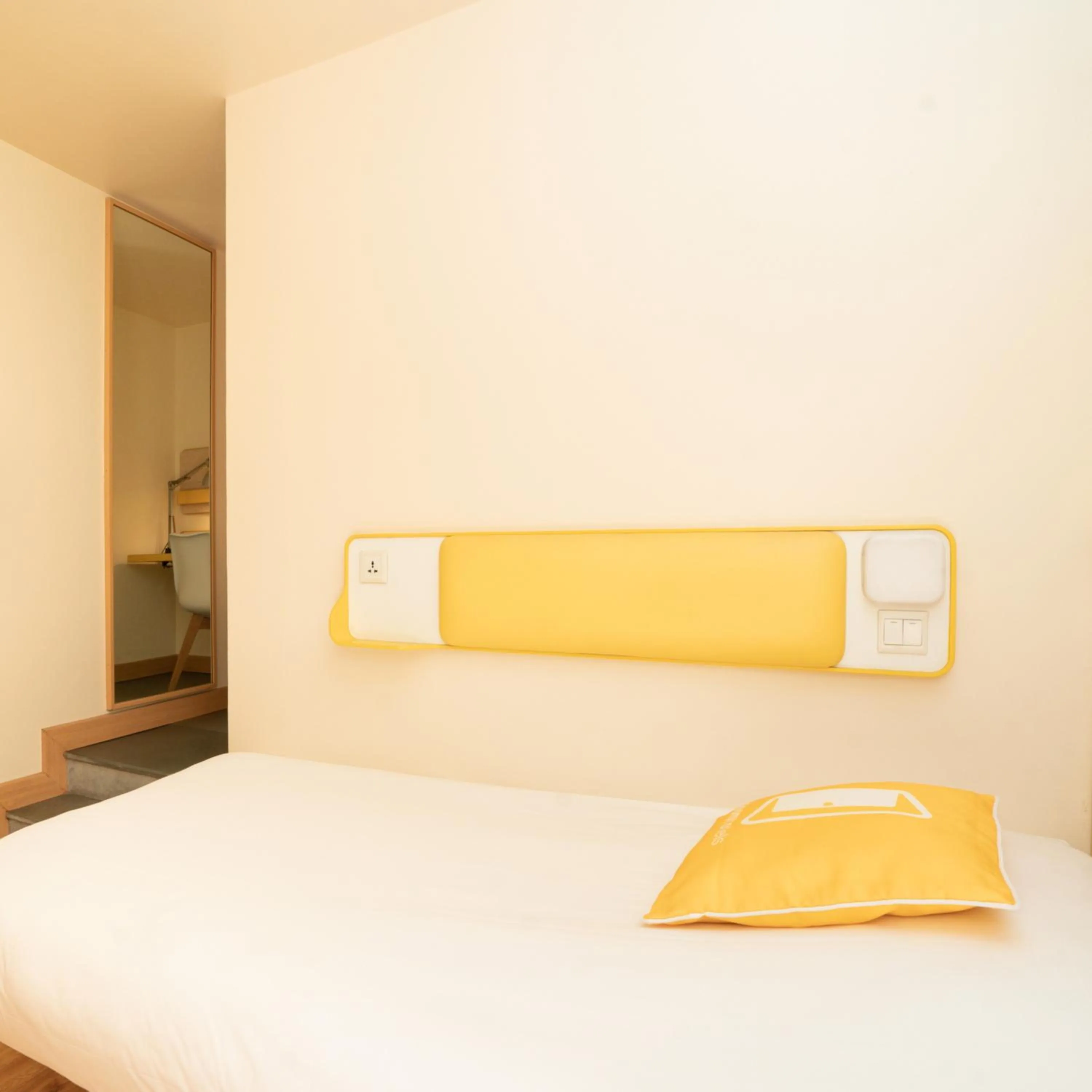 Bedroom, Bed in Bloomrooms @ New Delhi Railway Station