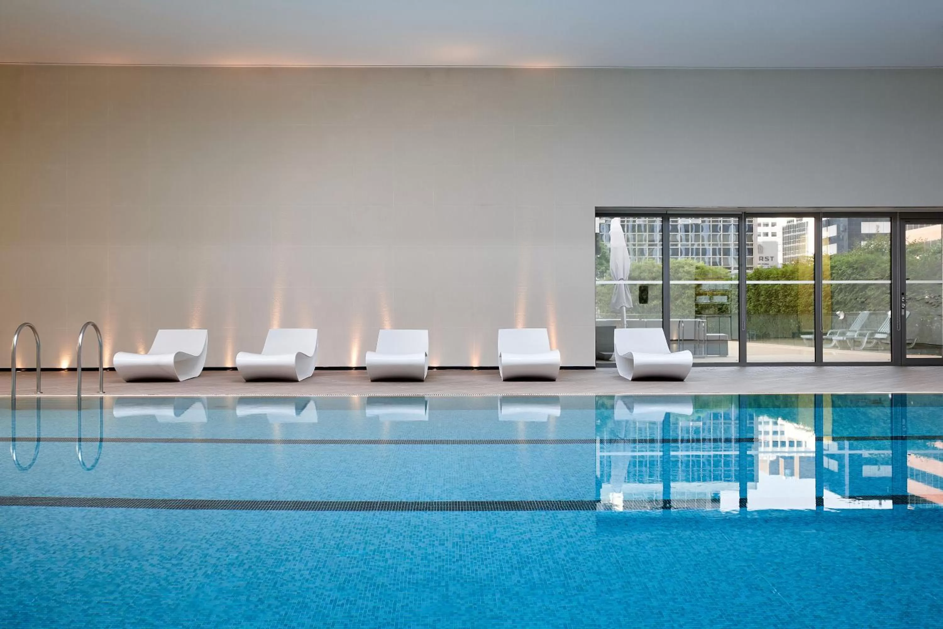 Swimming pool in Lotte Hotel Seoul