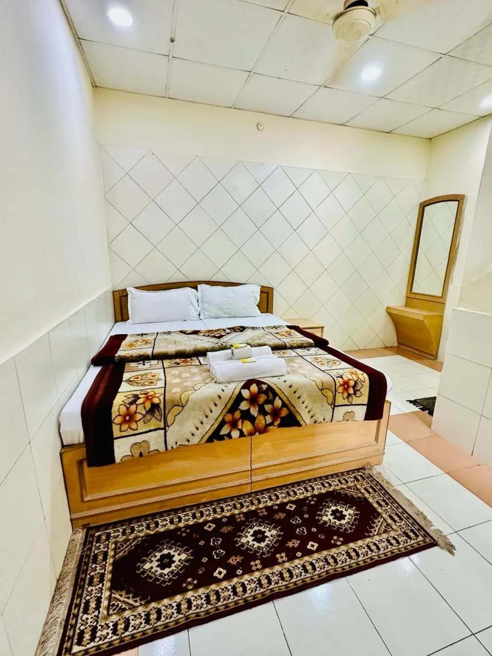 Photo of the whole room, Bed in Hotel Sheela, 100m from Taj Mahal