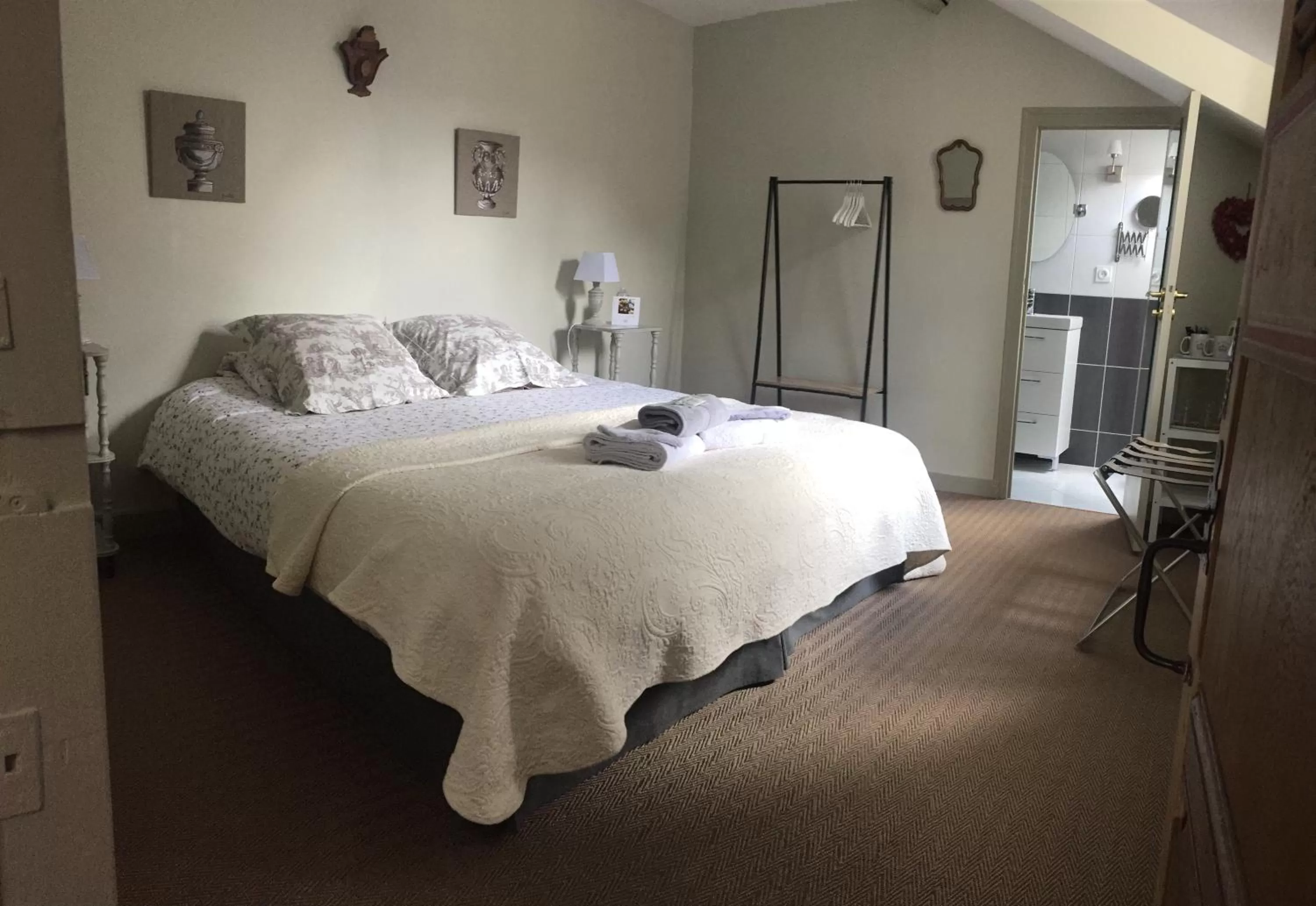 Bed in Au 16 Place Saint Louis