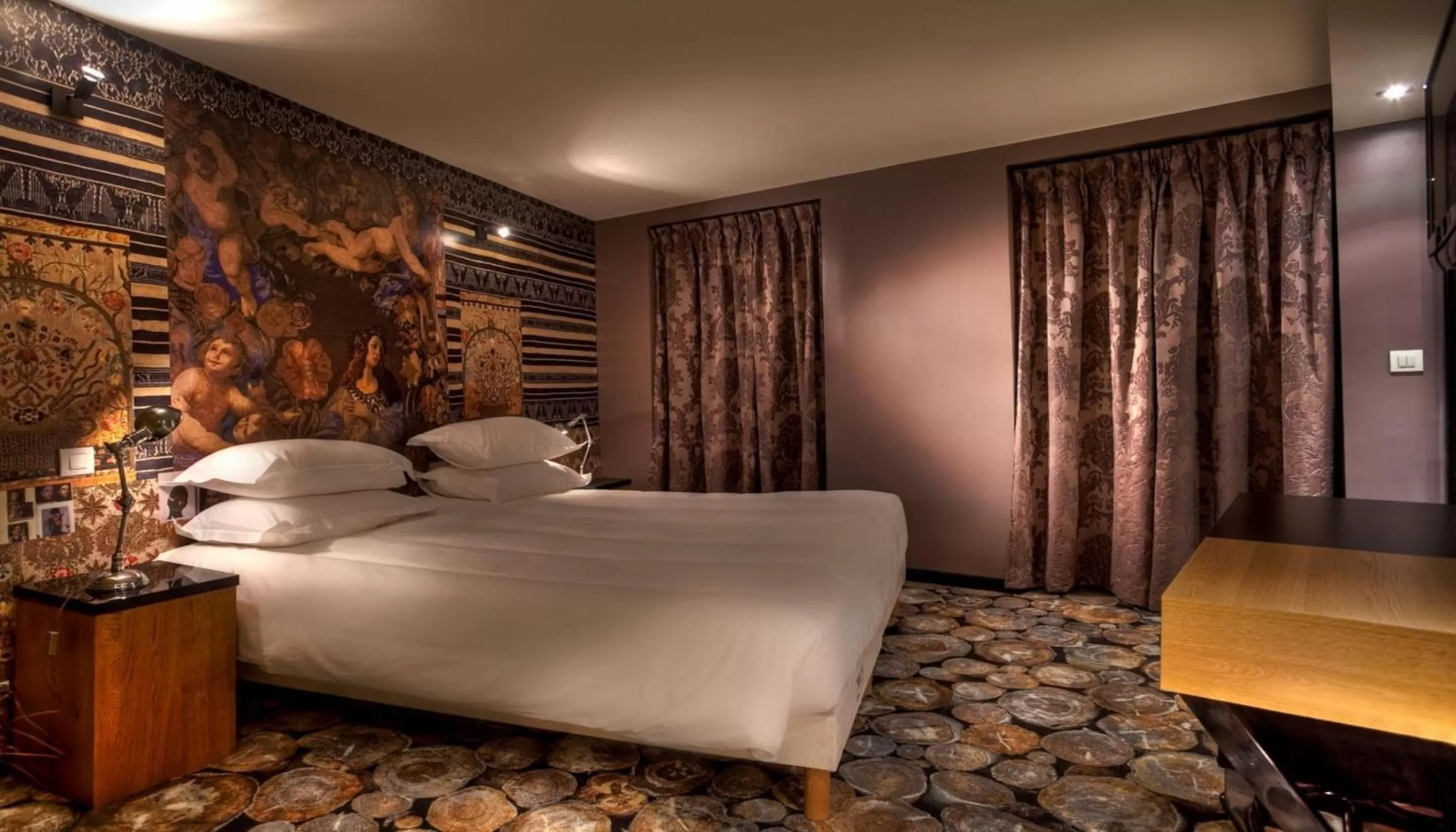 Bed in Hotel Le Notre Dame Saint Michel