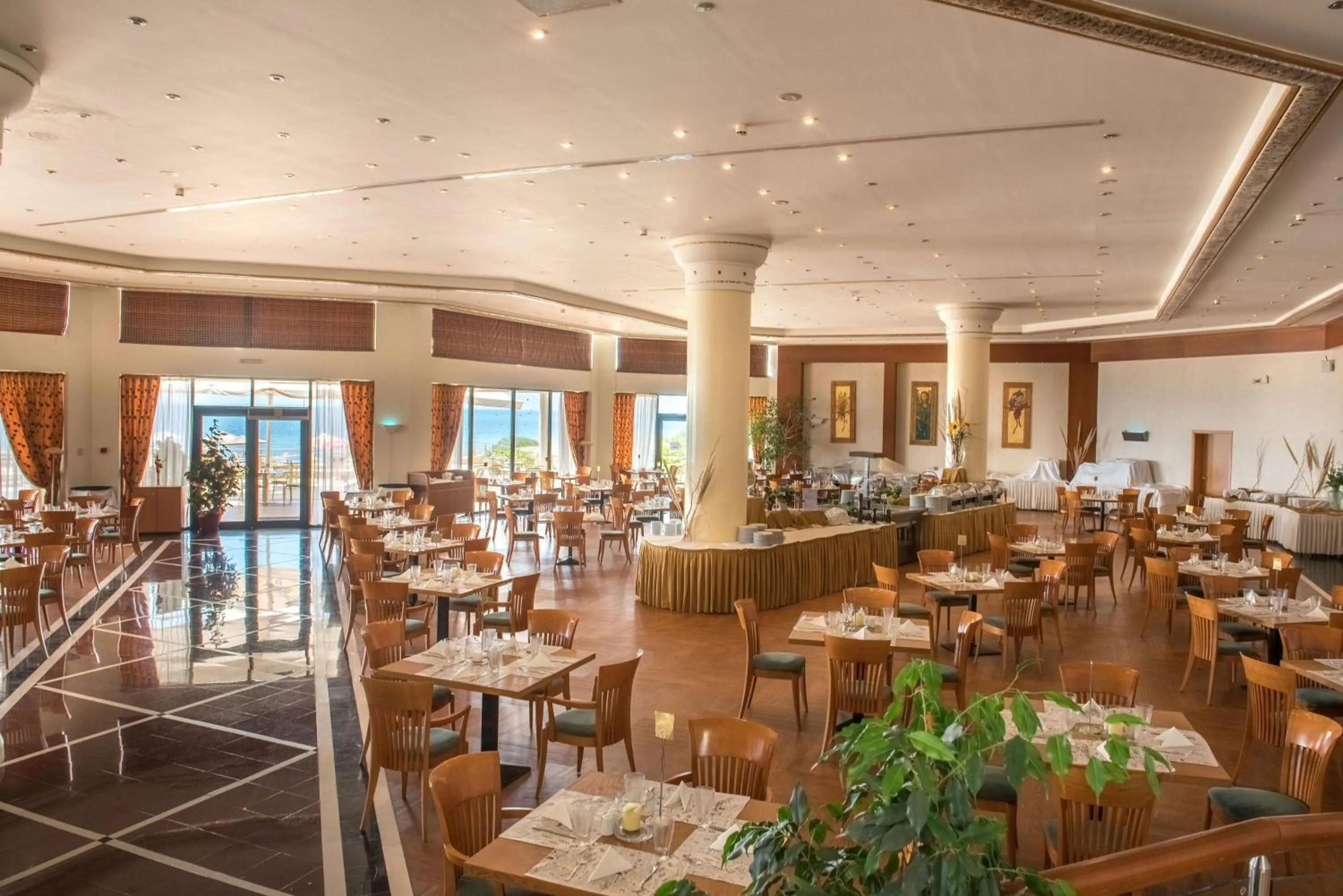 Restaurant/places to eat in Ramada Plaza by Wyndham Thraki