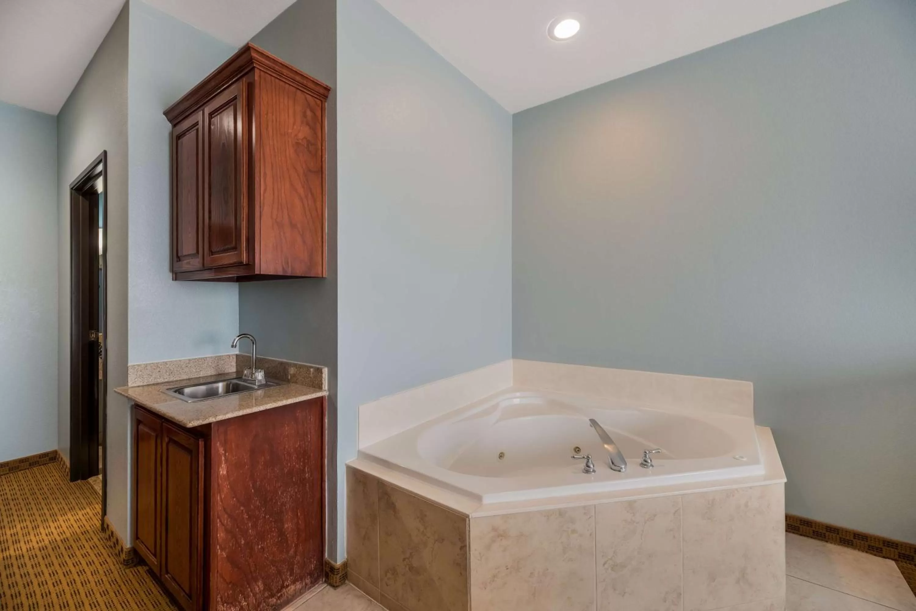 Bedroom in Best Western South Plains Inn & Suites