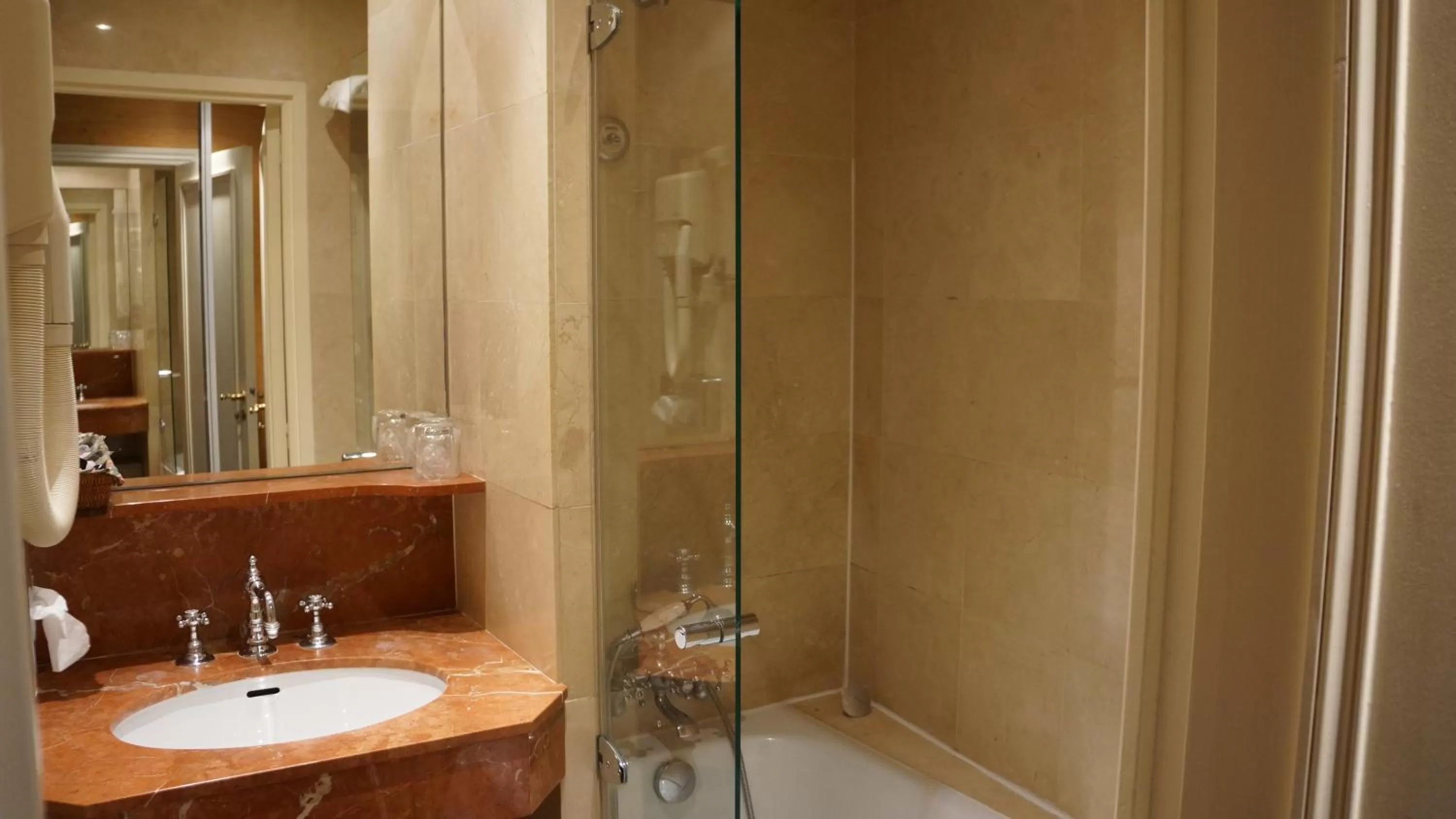 Photo of the whole room in Le Relais Médicis