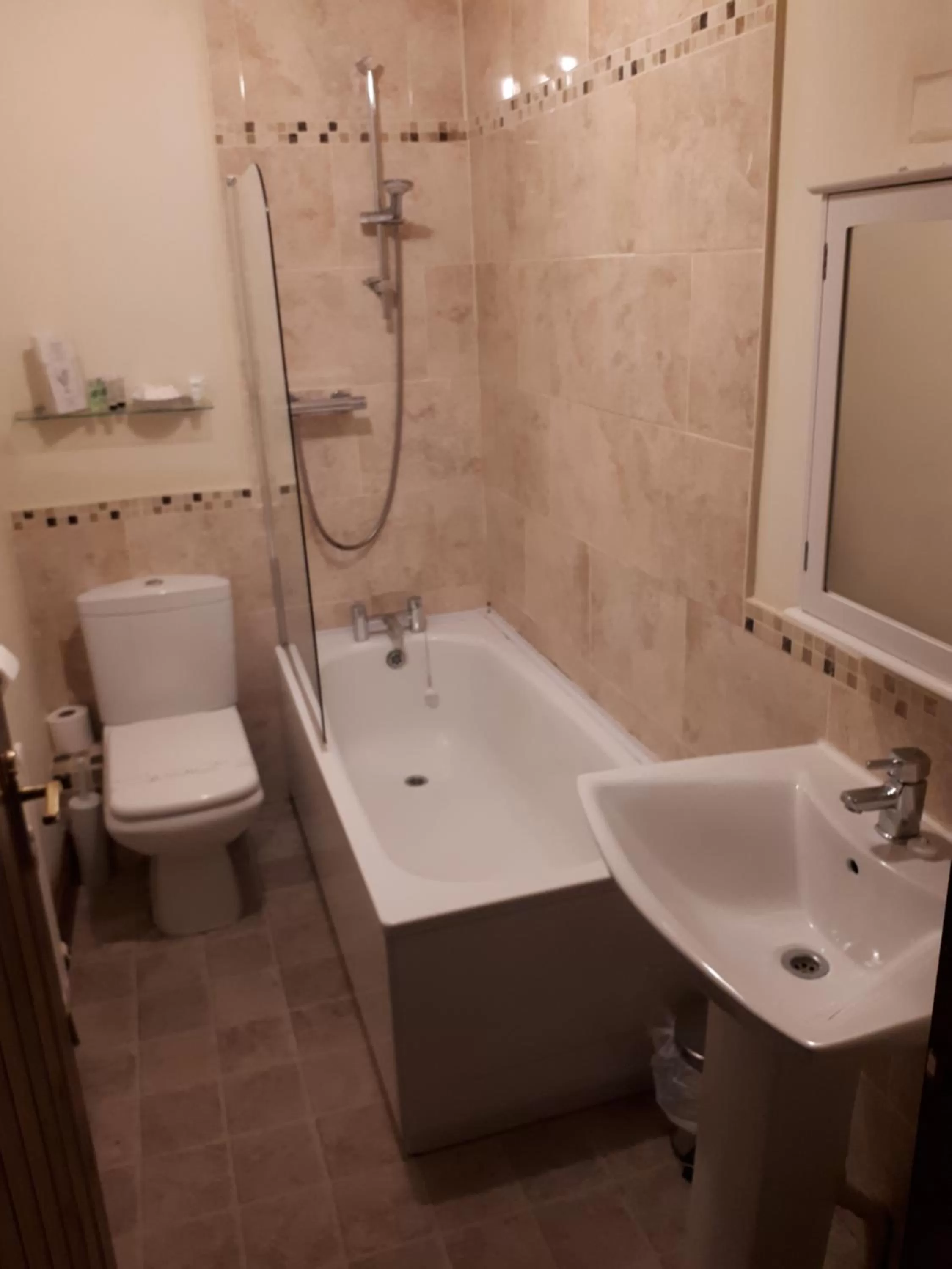 Shower in The Black Bull at Nateby