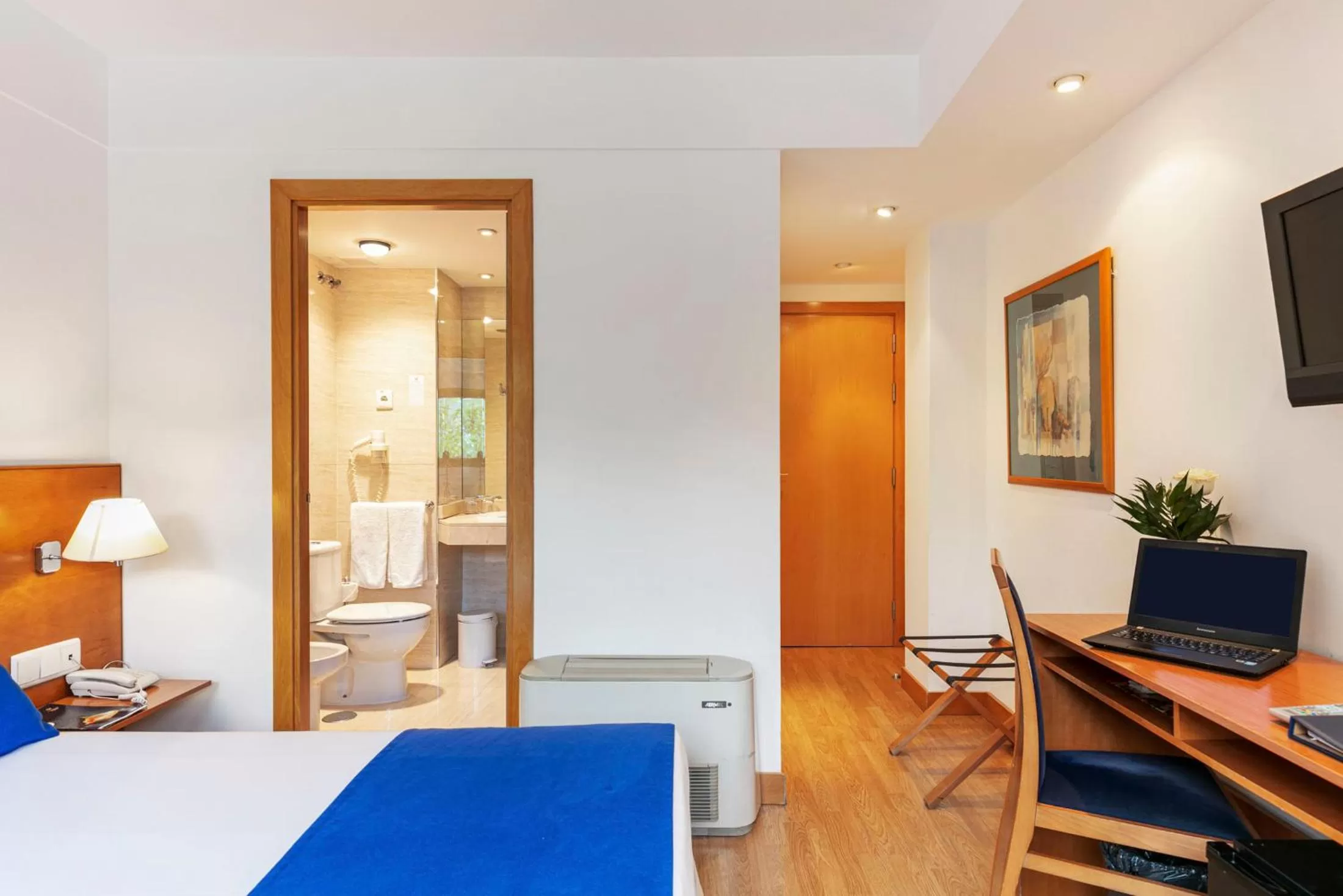 Photo of the whole room, Bed in Globales de los Reyes