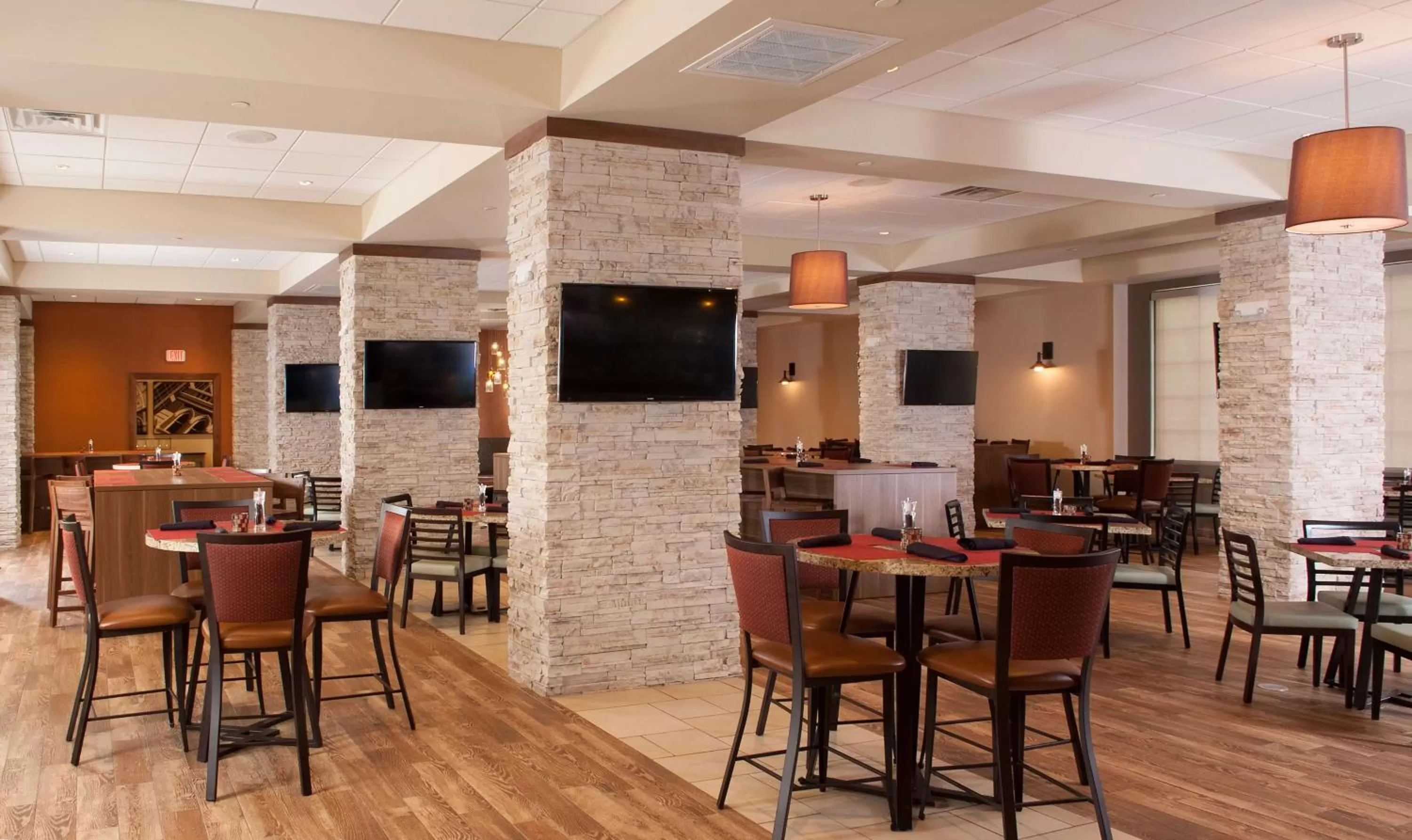 Restaurant/places to eat in Embassy Suites by Hilton Nashville Airport