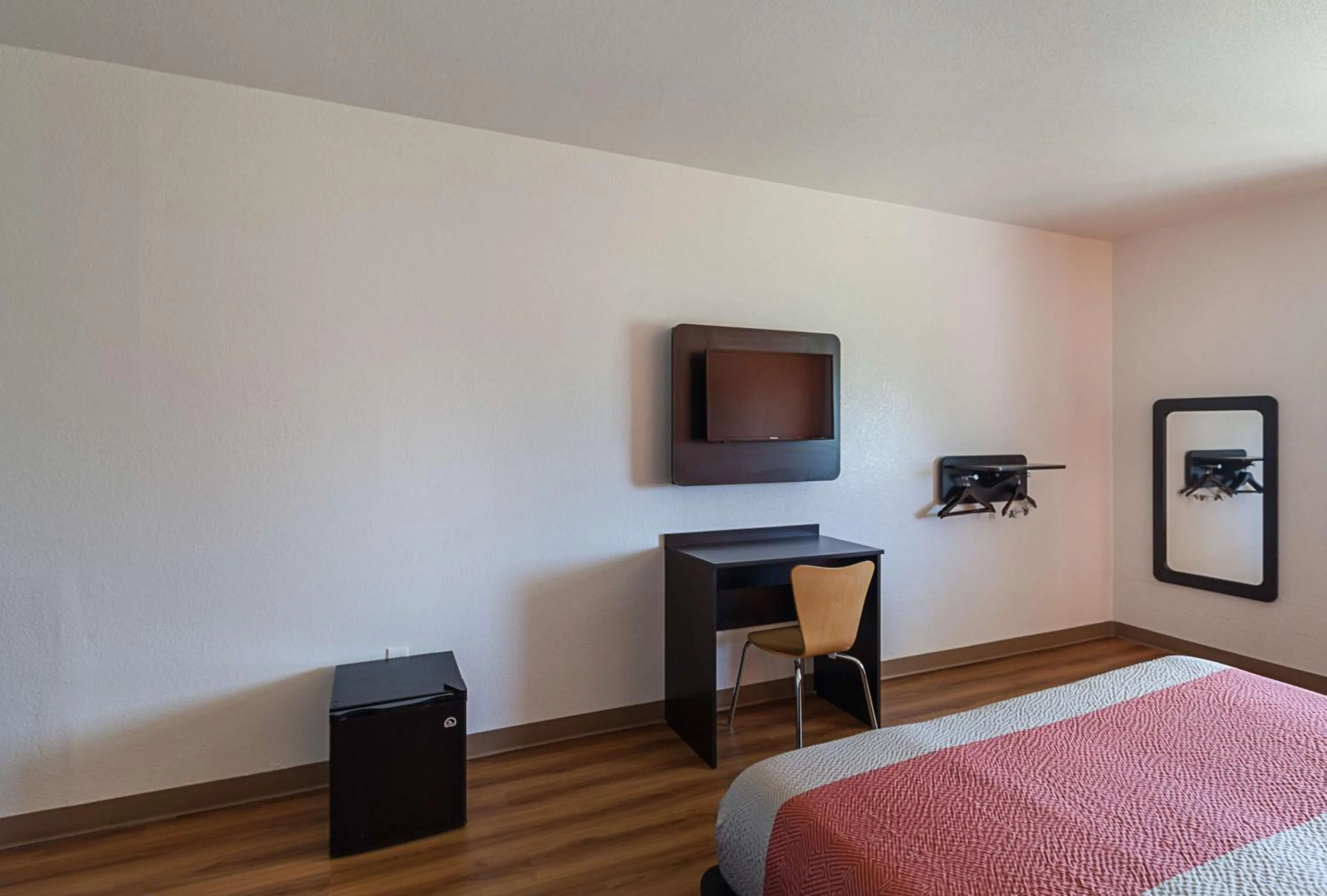 TV and multimedia, Bed in Motel 6-Bedford, TX - Fort Worth