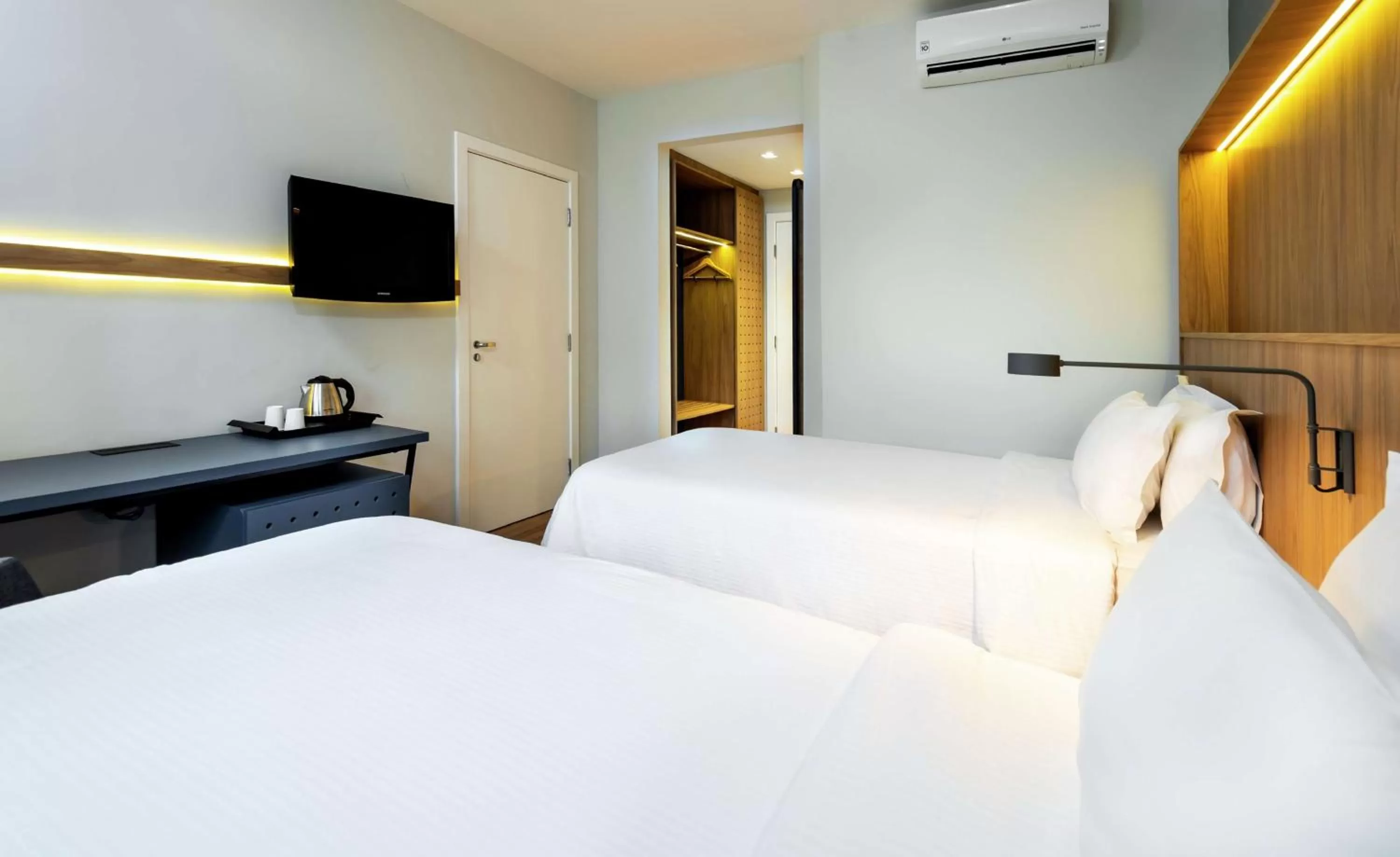 Bedroom, Bed in Hampton by Hilton Guarulhos Airport