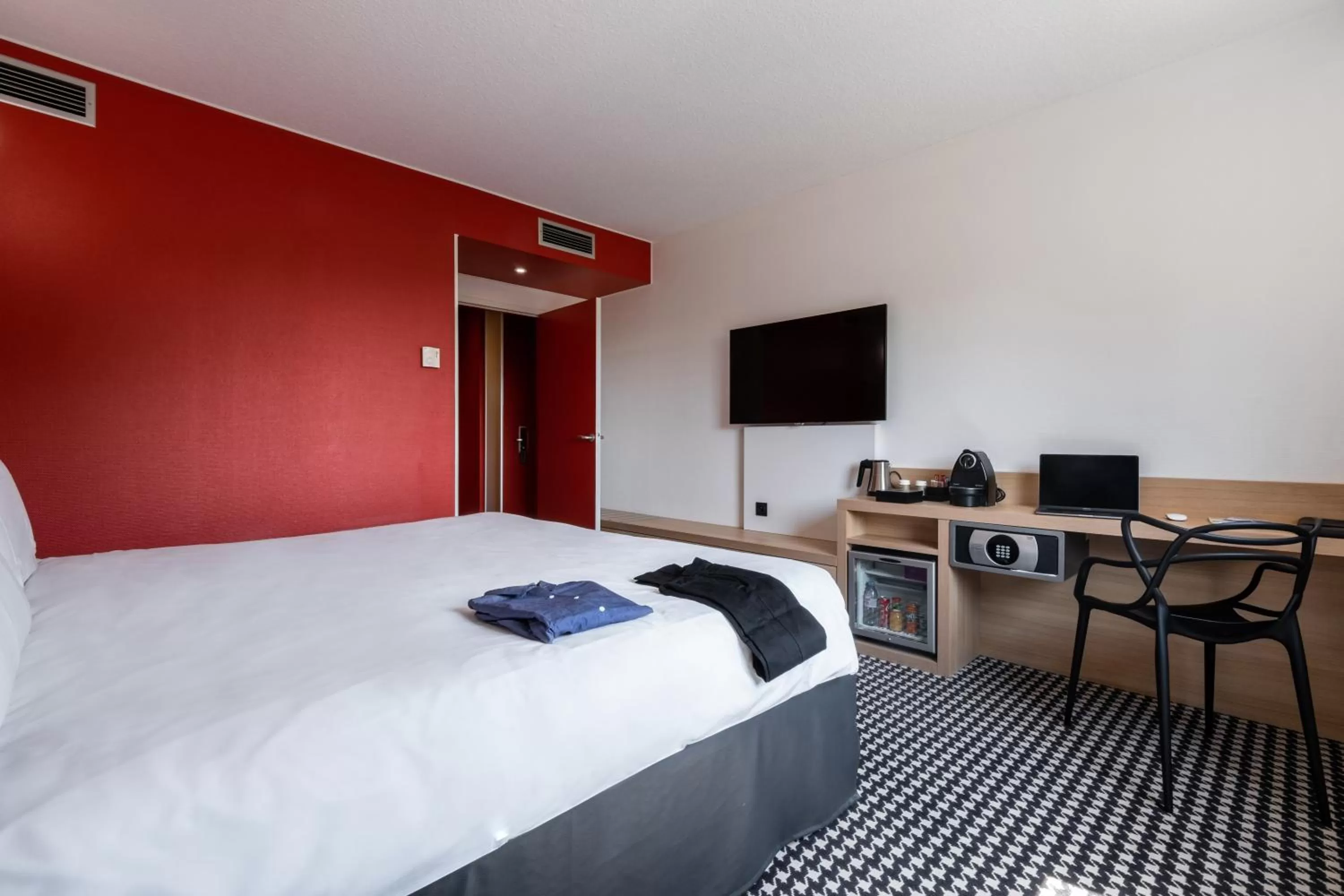 Bedroom, Bed in Mercure Tours Sud