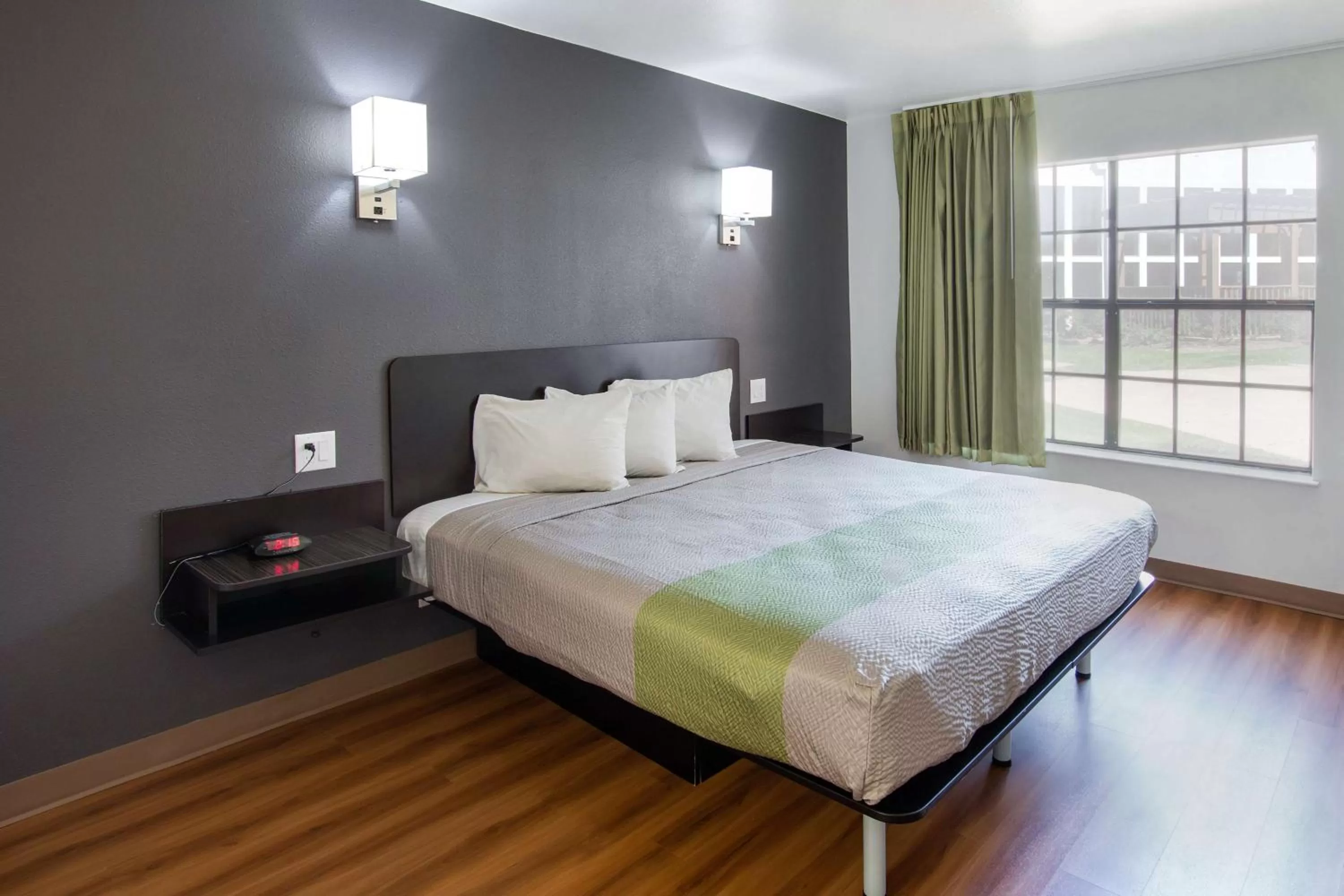 Other, Bed in Studio 6-Arlington, TX