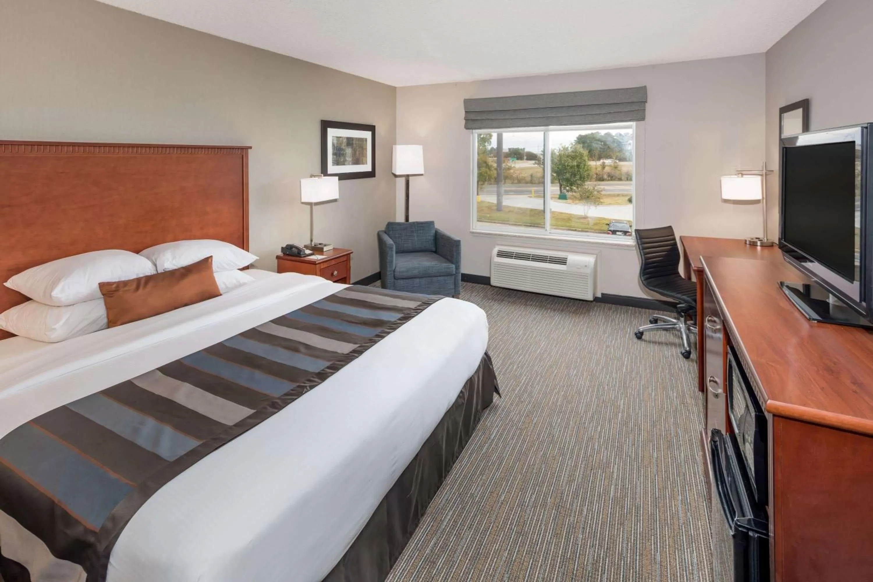 On site, Bed in Wingate by Wyndham Shreveport Airport