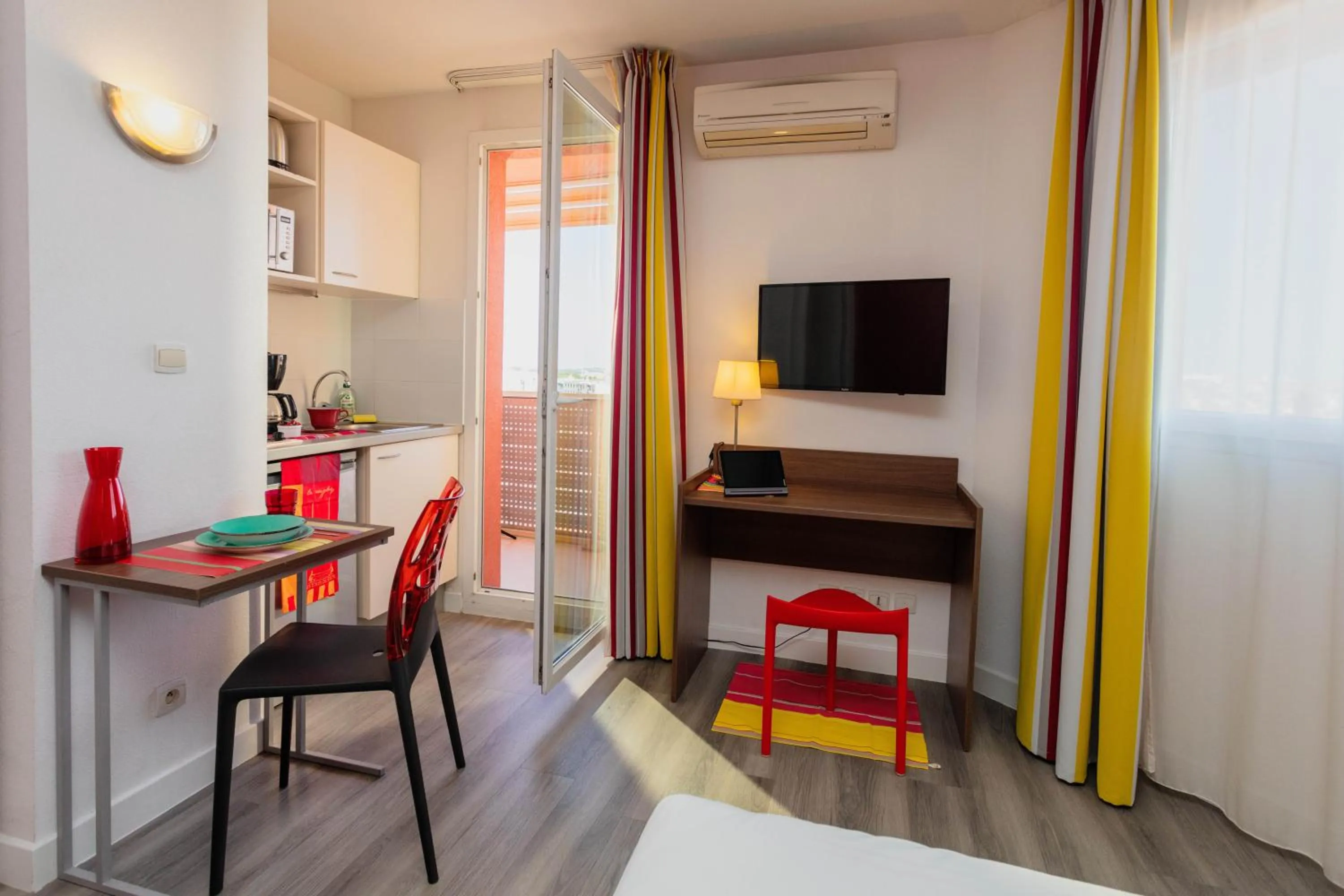 Kitchen or kitchenette in Appart-Hôtel Mer & Golf City Perpignan Centre