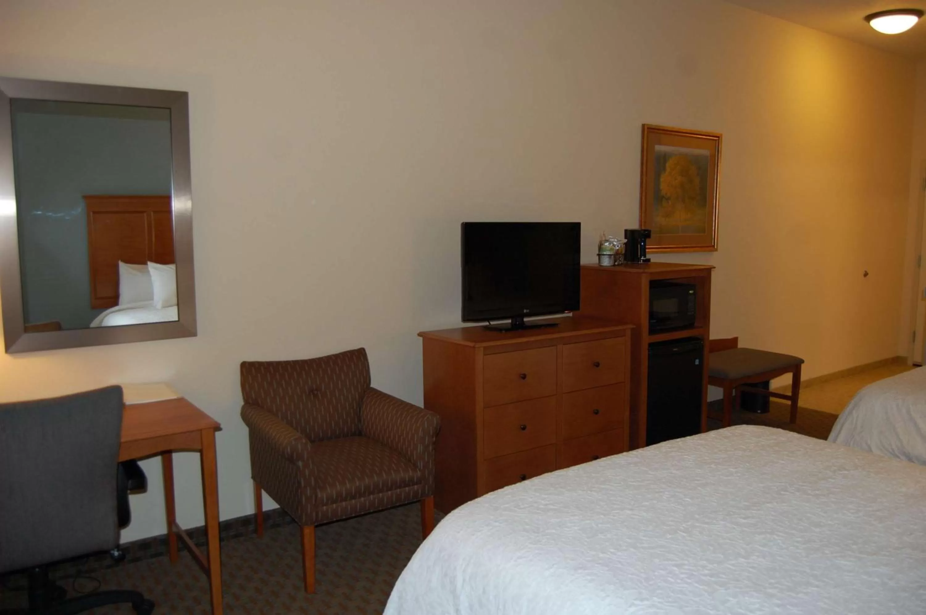 Queen Room with Two Queen Beds - Disability Access Hearing /Non-Smoking in Hampton Inn Sidney