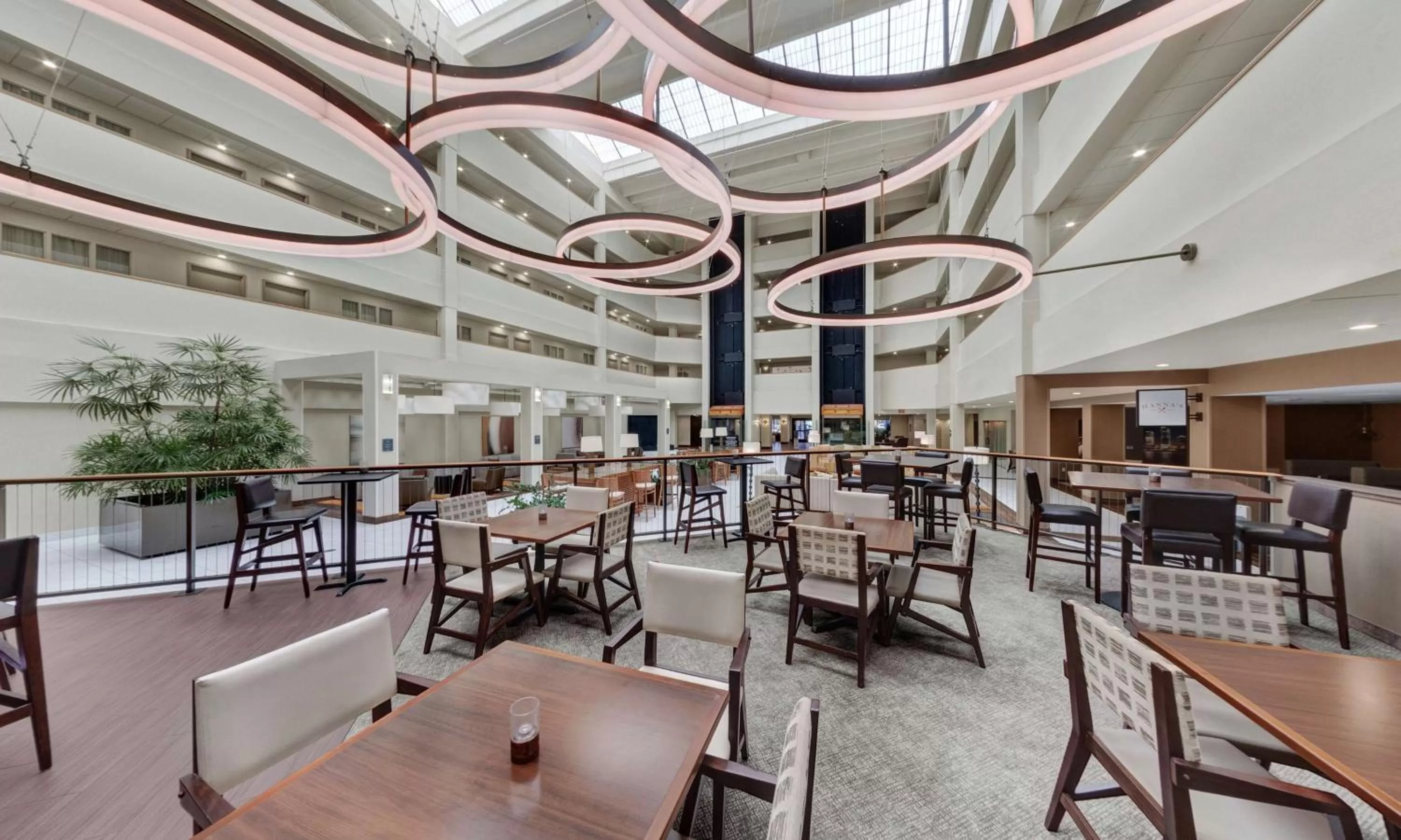 Lounge or bar in Embassy Suites by Hilton Milwaukee Brookfield