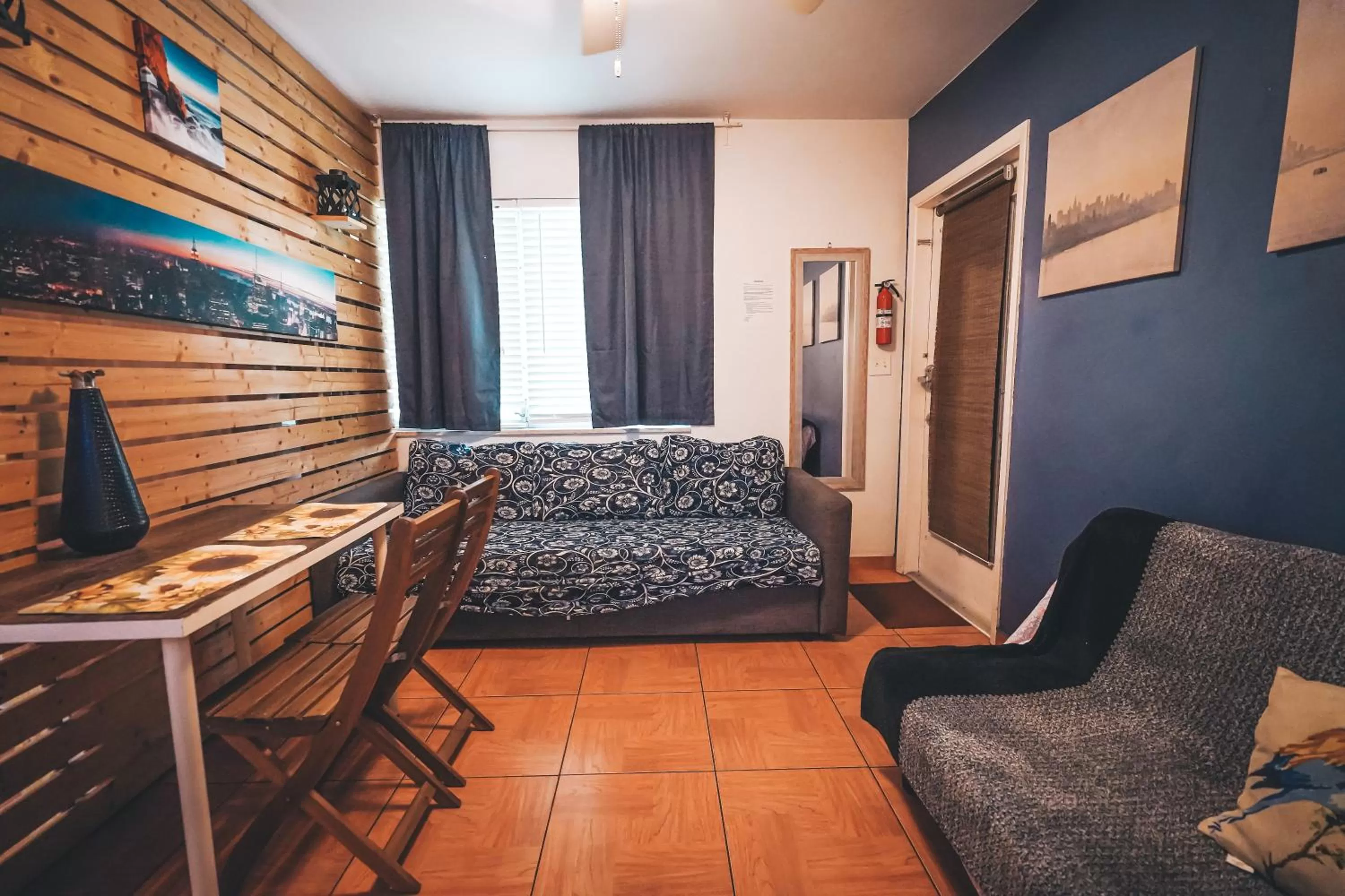 Photo of the whole room in Hollywood Light Haven Lodge