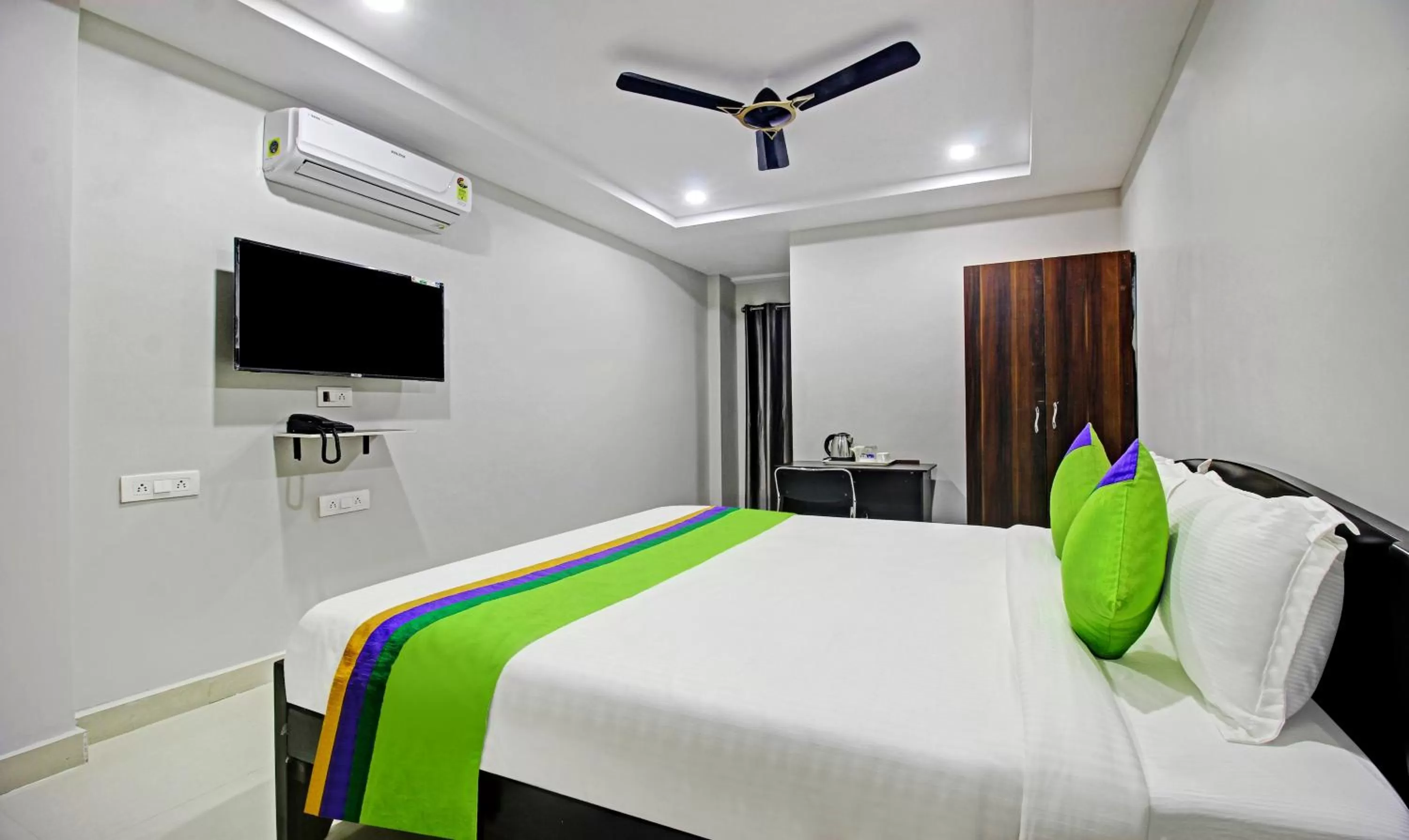 Bedroom, Bed in Itsy Hotels Sunrise Grand, Hitech City