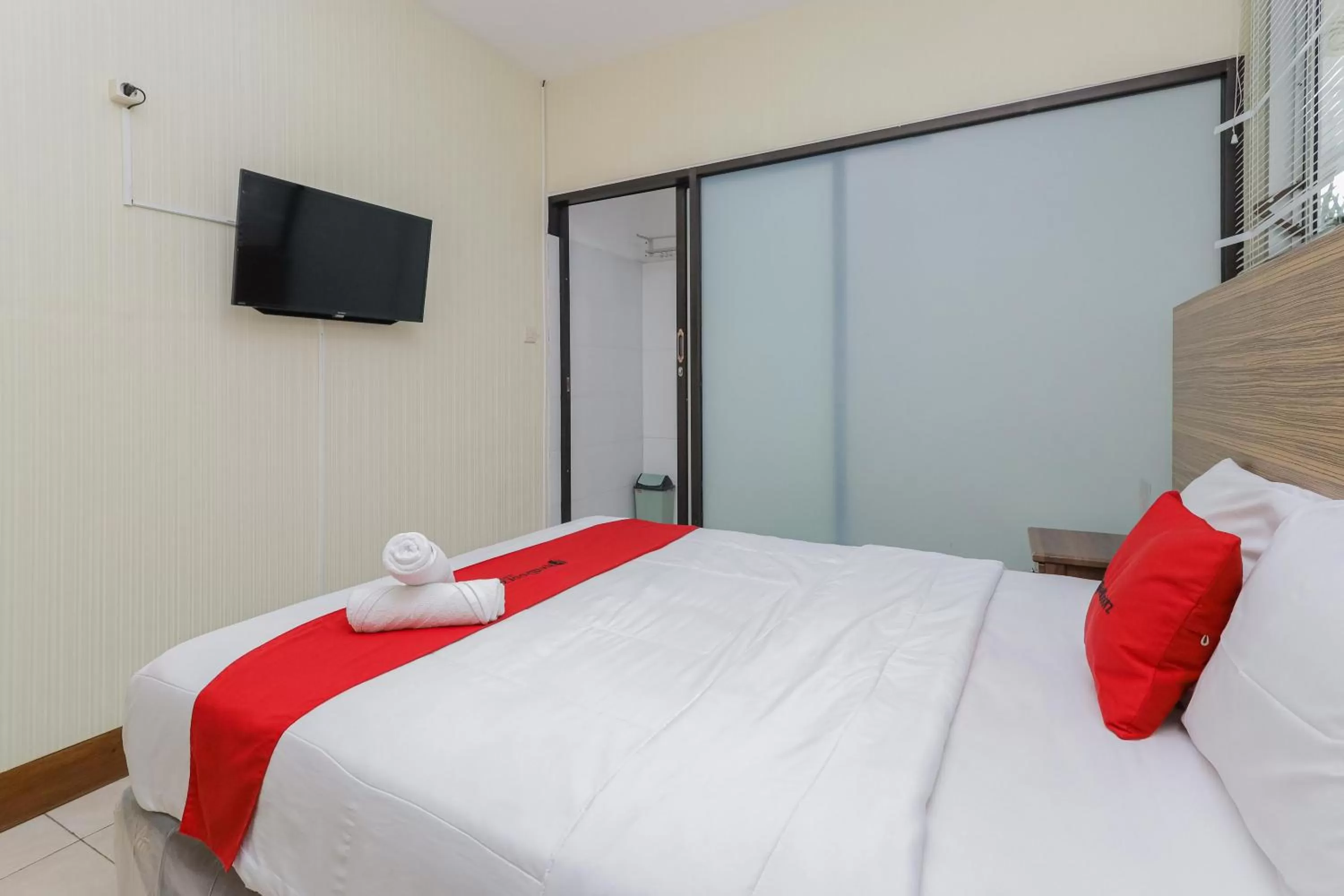 Bedroom, Bed in RedDoorz Syariah @ Klojen Malang