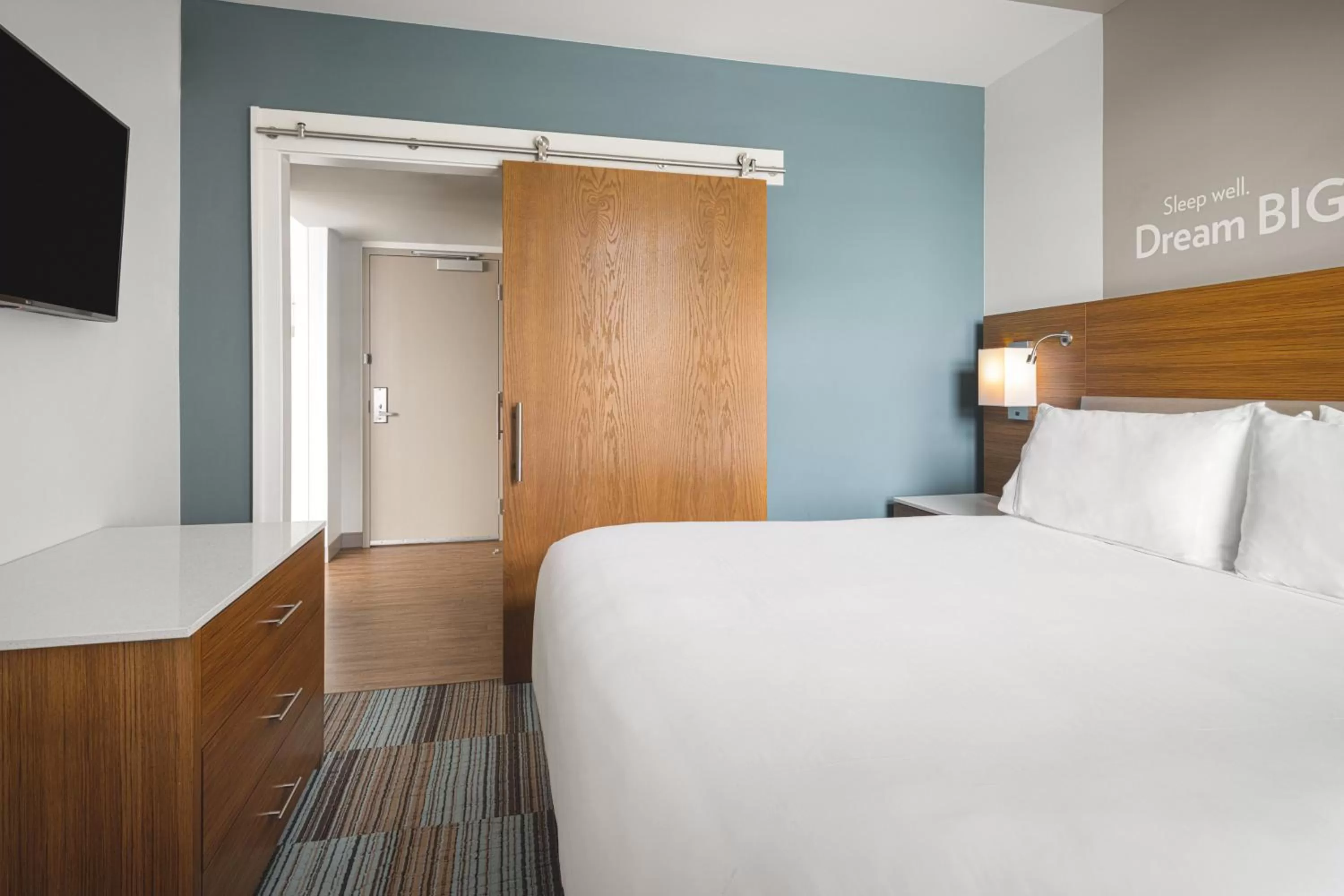 Photo of the whole room, Bed in EVEN Hotel Seattle Downtown - Lake Union by IHG
