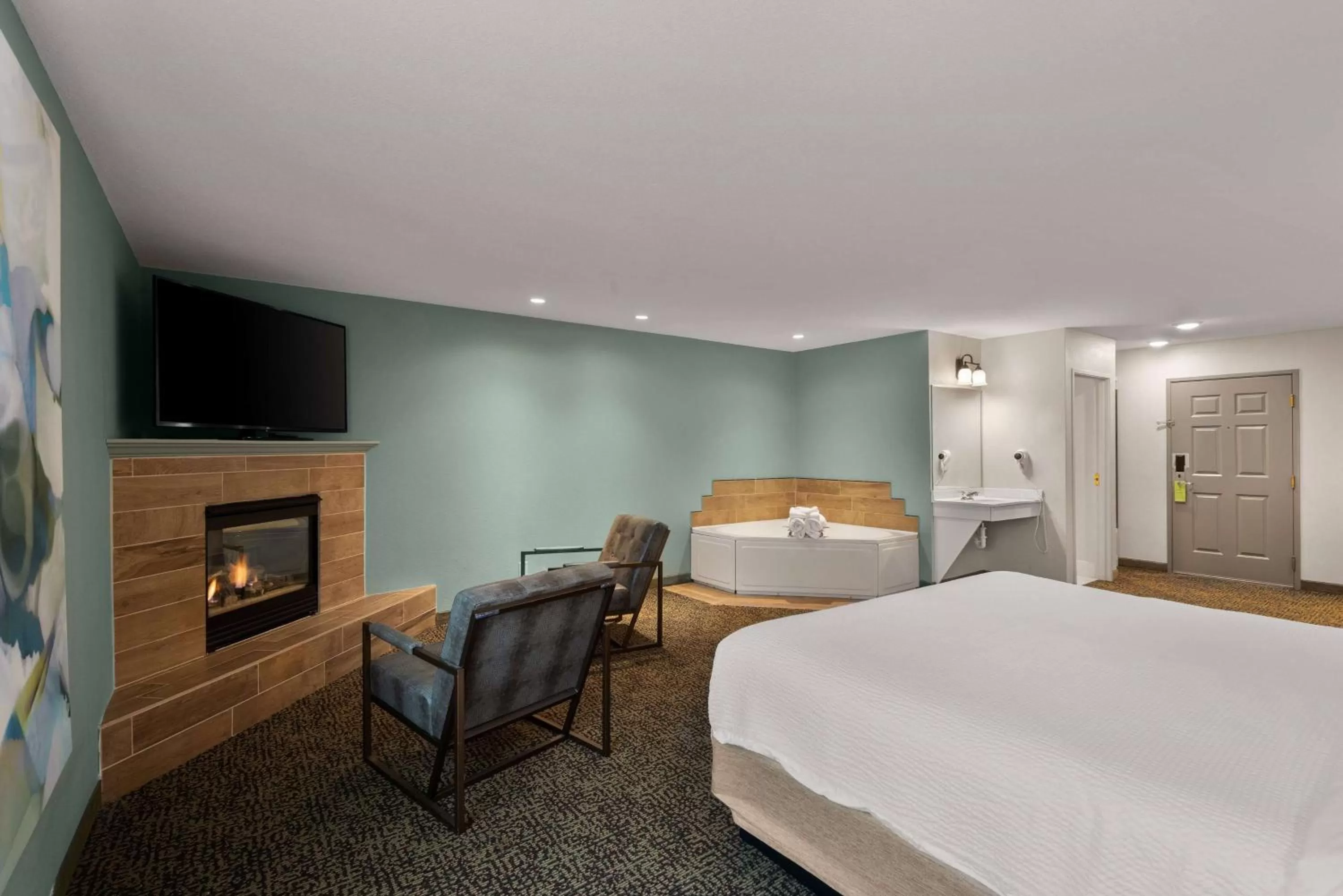 Photo of the whole room, Bed in Wyndham Garden Galena Hotel & Day Spa