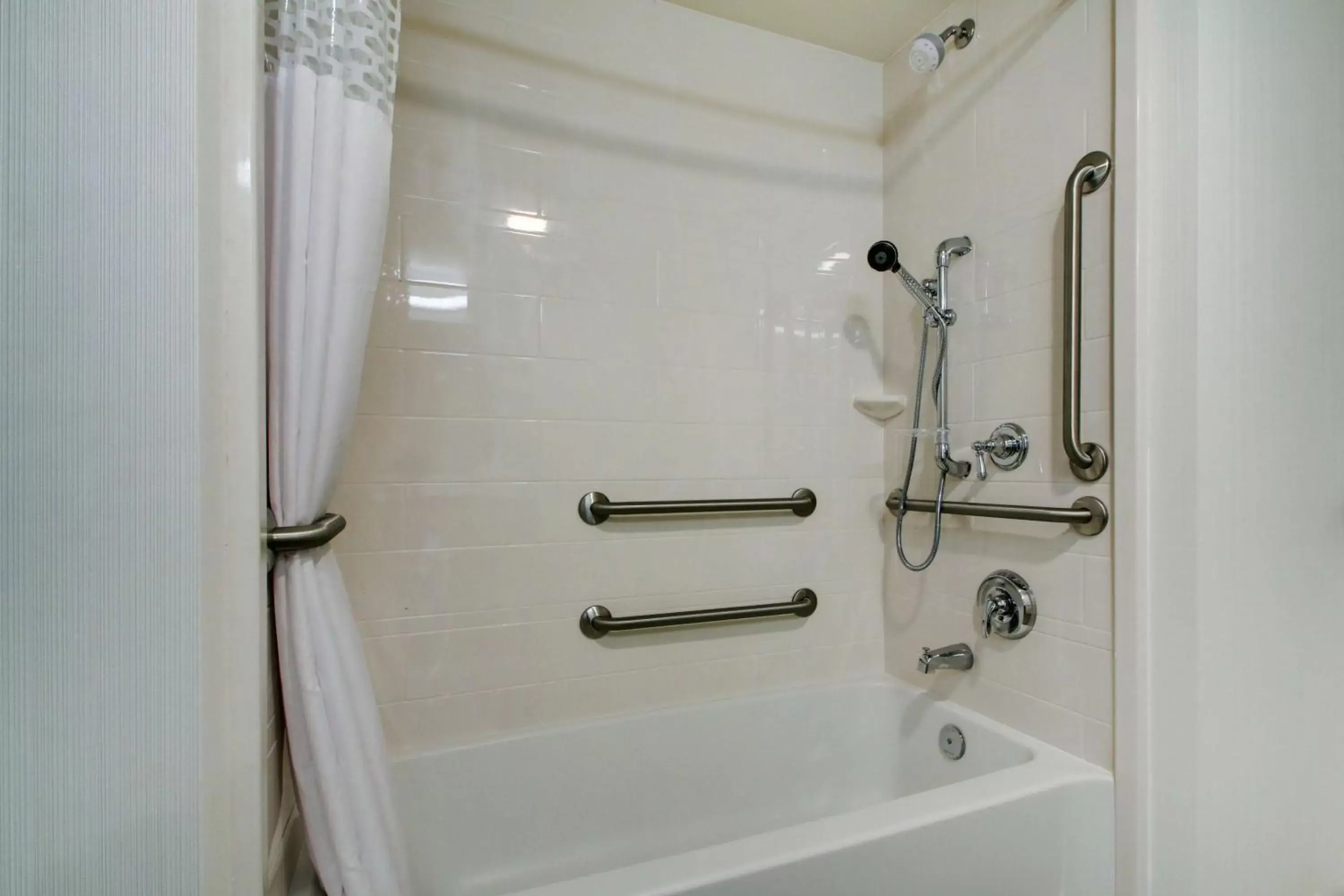 King Room - Mobility/Hearing Accessible in Hampton Inn & Suites Milwaukee West King Room - Mobility/Hearing Accessible in Hampton Inn & Suites Milwaukee West