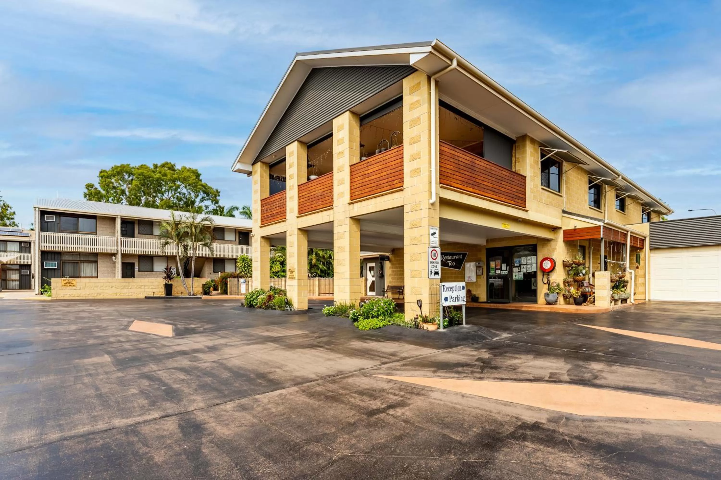 Property Building in Emerald Gardens Motel & Apartments