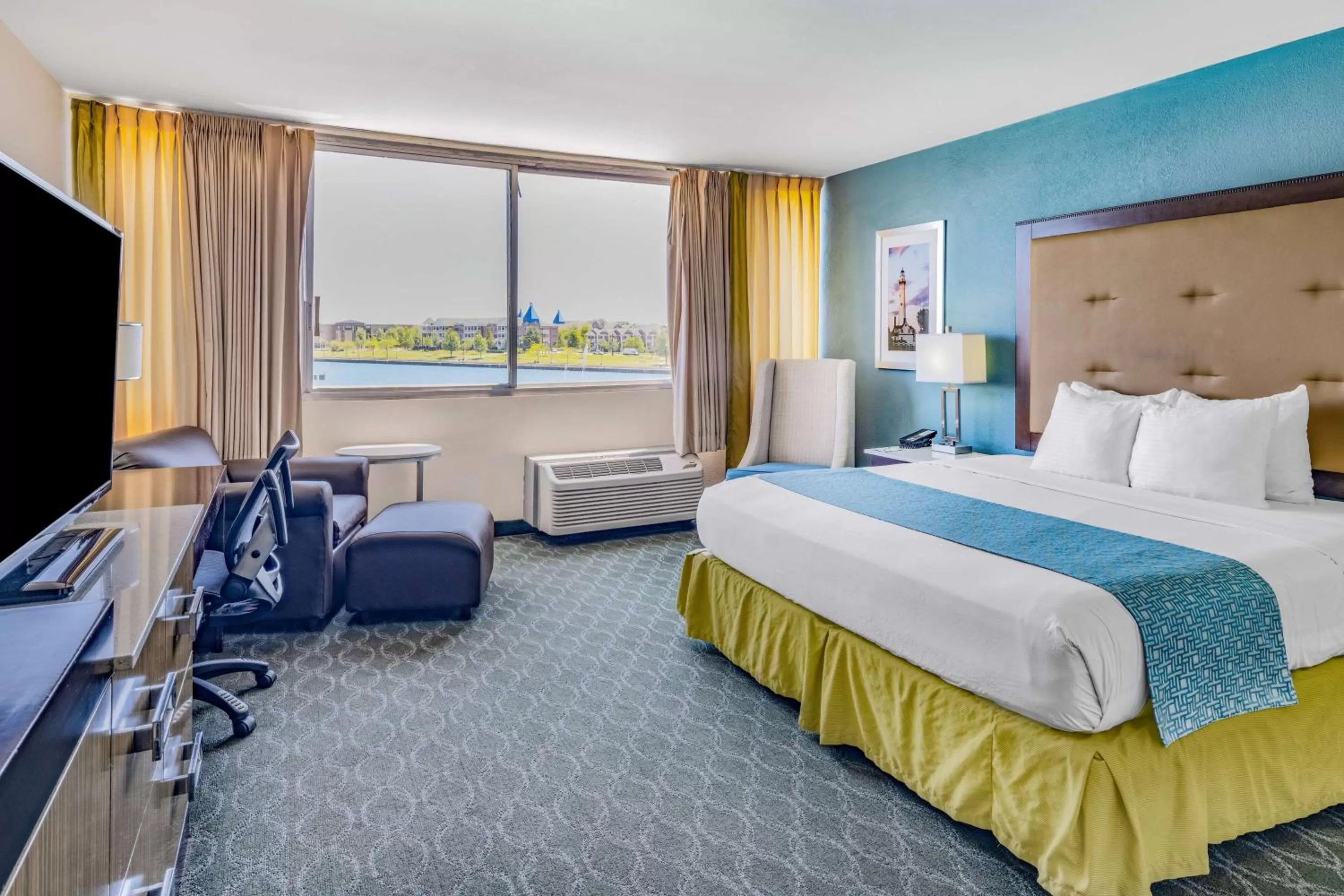 Photo of the whole room, Bed in Wyndham Garden Kenosha Harborside