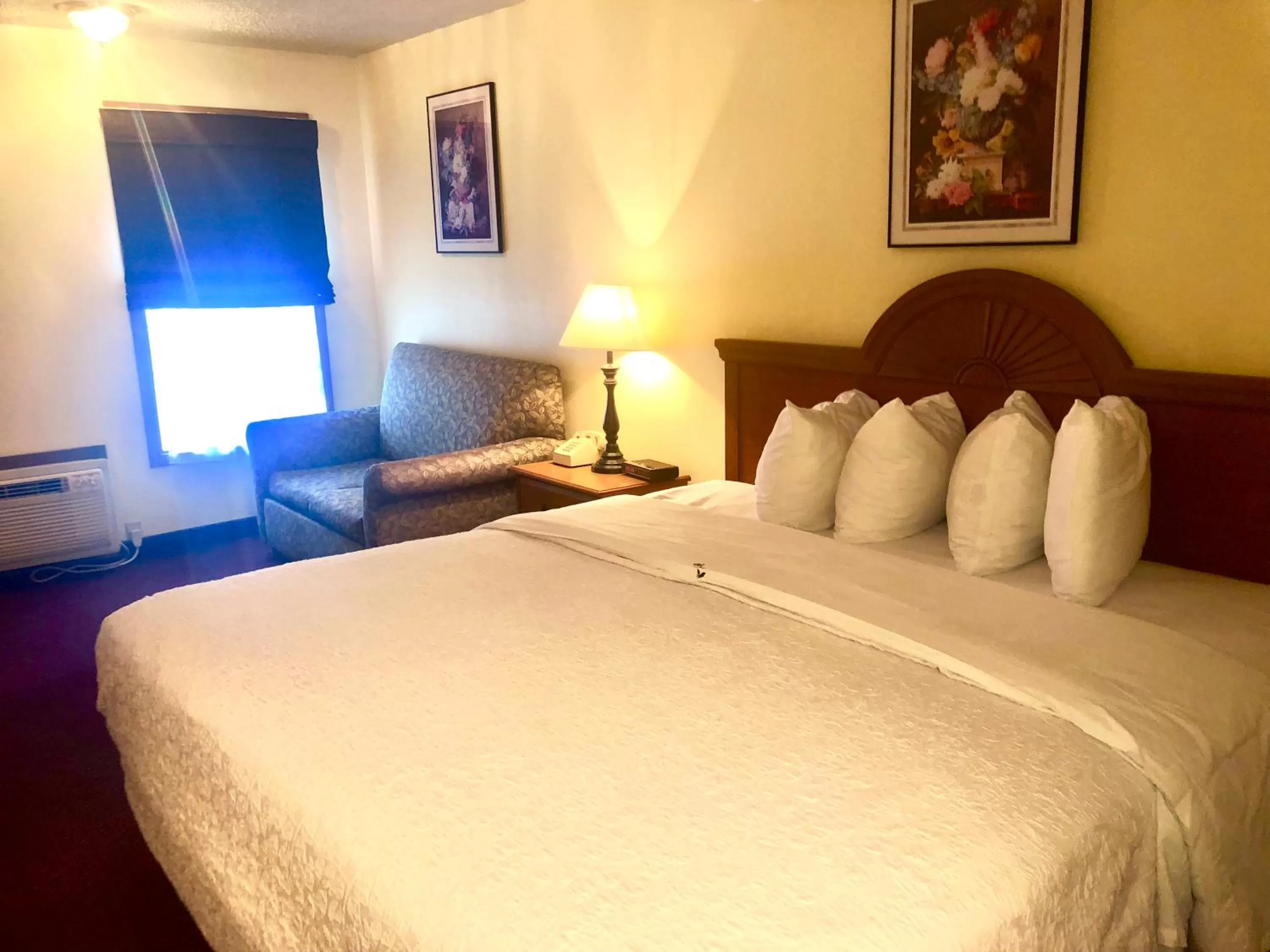 Bed in Honeysuckle Inn & Conference Center