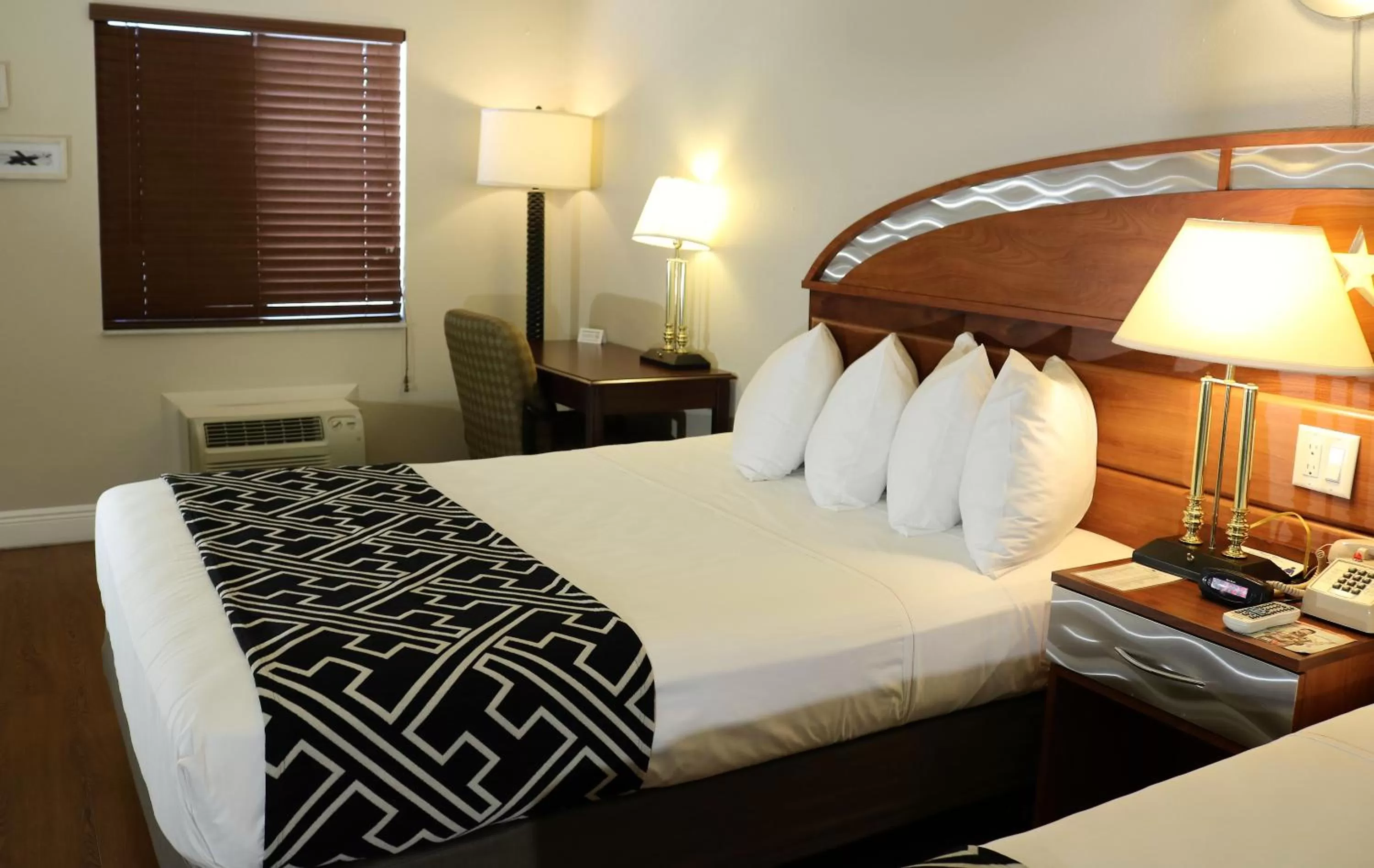 Photo of the whole room, Bed in Monte Carlo Inn- Near Disney