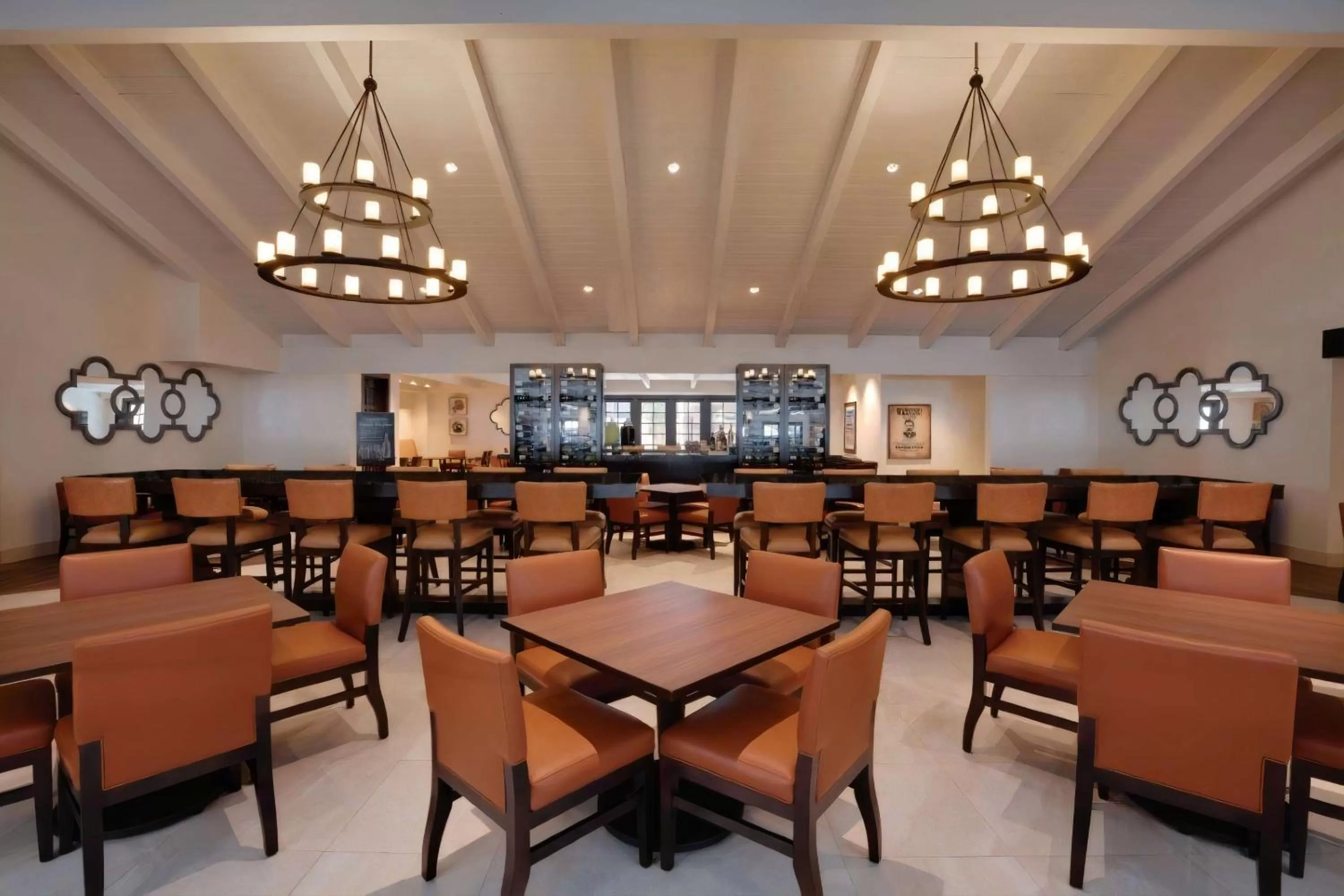 Lounge or bar in Embassy Suites by Hilton Scottsdale Resort