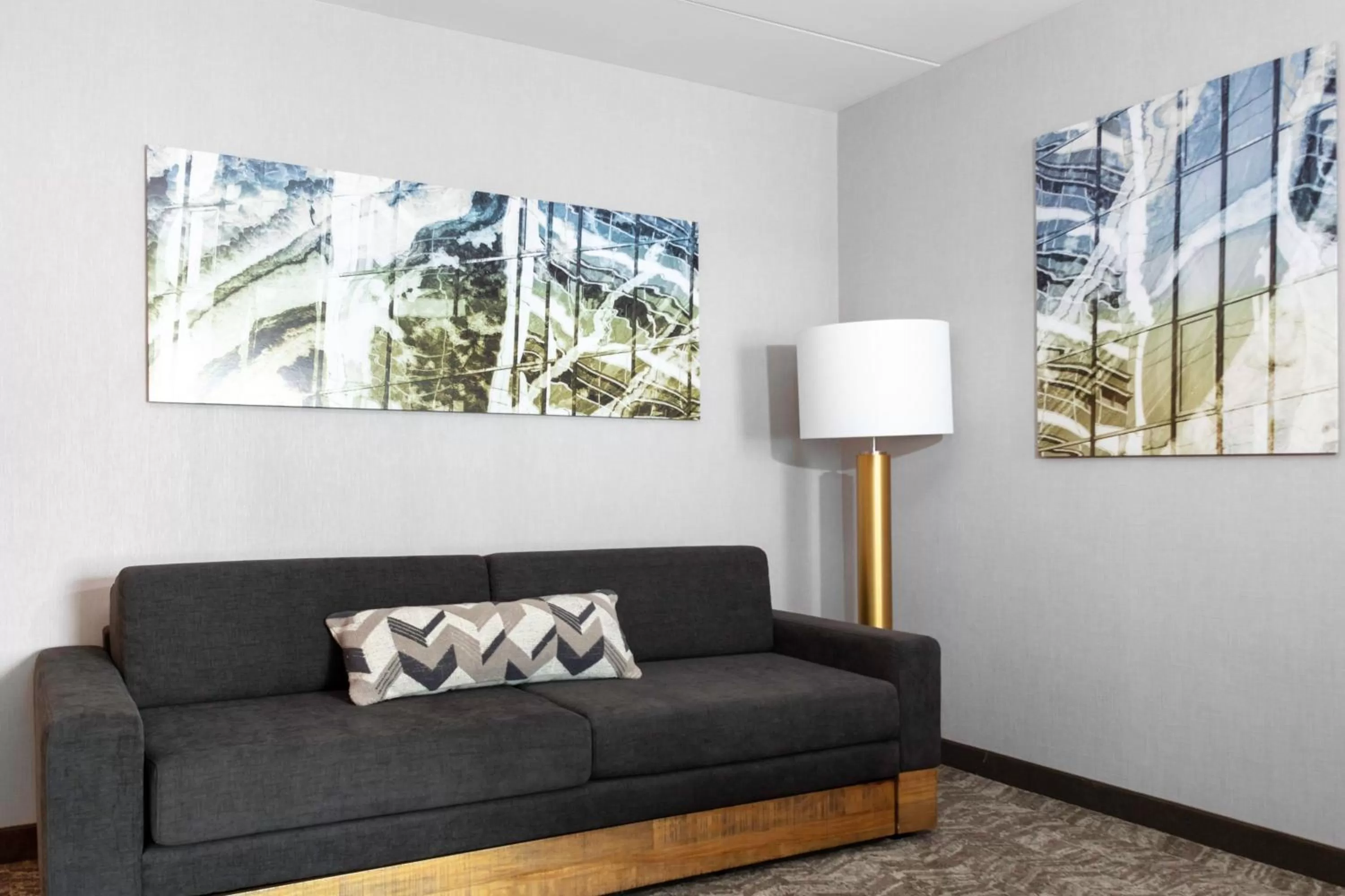 Living room in SpringHill Suites By Marriott Durham City View