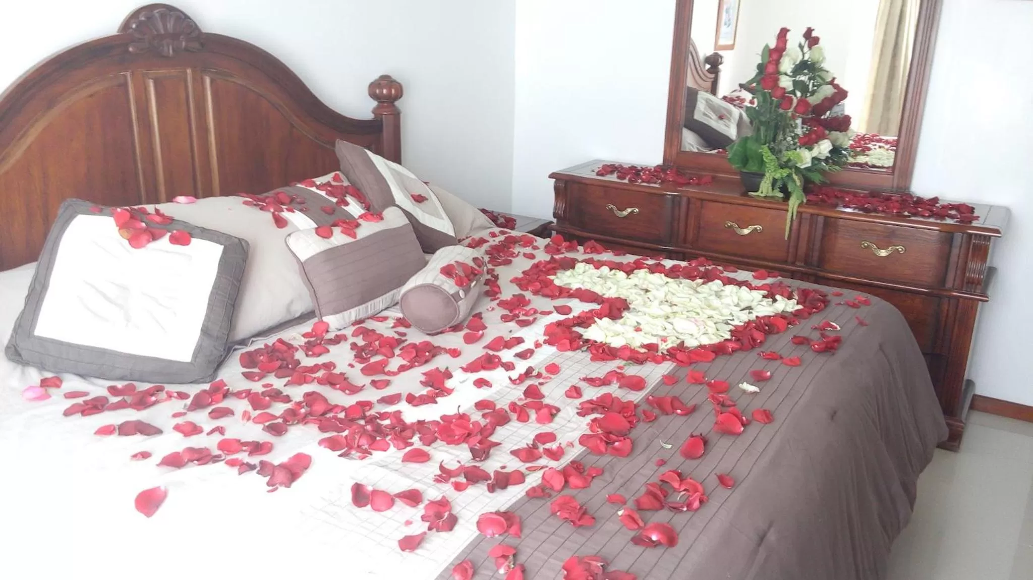 wedding, Bed in La Aurora Hotel Like Home