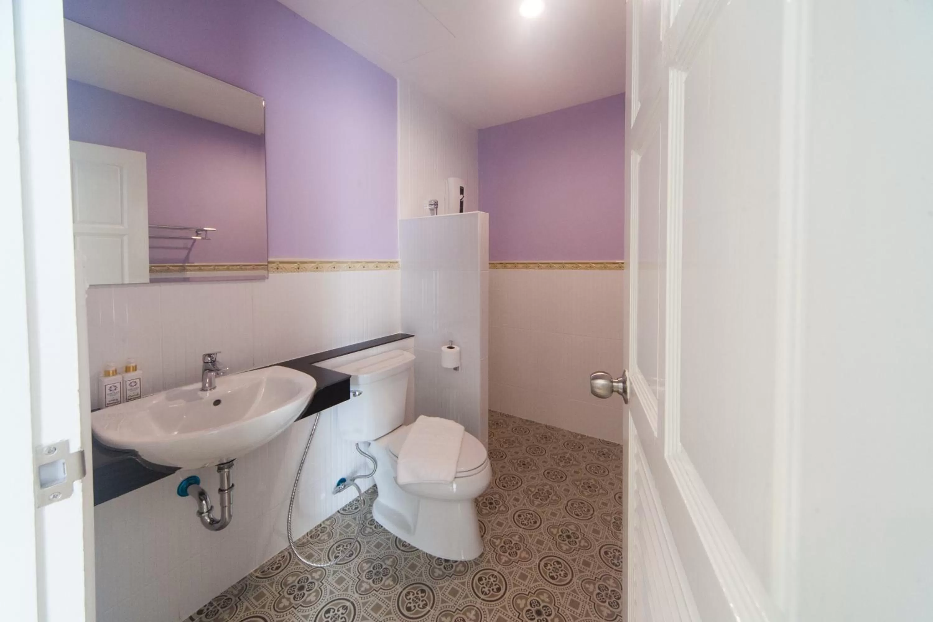 Bathroom in Anchan Laguna Hotel โรงแรมอัญชันลากูน่า